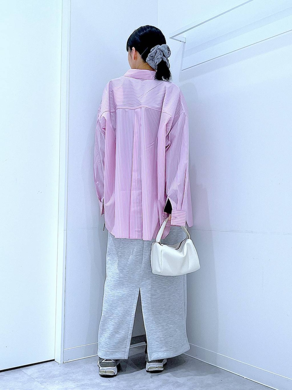 ホワイト系のショルダーバッグ、ブラック系のTシャツ/カットソー、グレー系のスカートを着用したレディースの春コーディネートの5枚目の写真