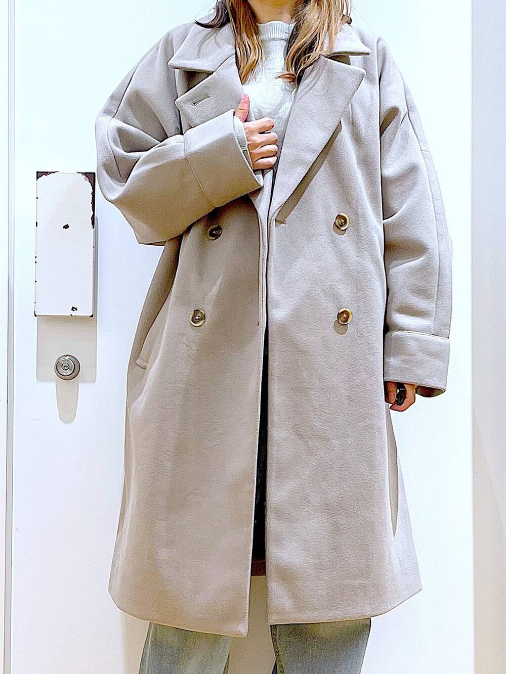 「リラックス、若見え、ゆったり、休日コーデ、骨格ウェーブ、LAKOLE、ウーリーテック、コート、アウター、冬コーデ、ニット、デニムパンツ、カジュアル」｜「LAKOLEのスロープデイバッグ / 198932（バックパック/リュック、ブラック系）」を使った、あおき@LAKOLE海老名さん（レディース・156cm）の冬コーディネートの7枚目の写真