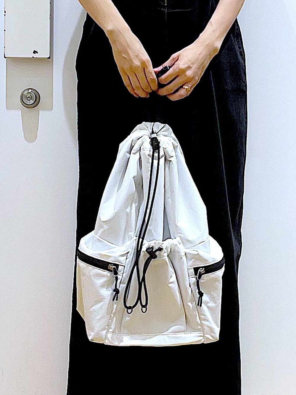 「LAKOLE、リラックス、若見え、ゆったり、休日コーデ、骨格ウェーブ、スカート、Tシャツ、カジュアルコーデ、シンプルコーデ、メガネ、夏コーデ、ショルダーバッグ、サンダル、楽ちんコーデ」｜「LAKOLEのデニムジャンスカ / 102219（ジャンパースカート、グレー系）」を使った、あおき@LAKOLE海老名さん（レディース・156cm）の夏コーディネートの9枚目の写真