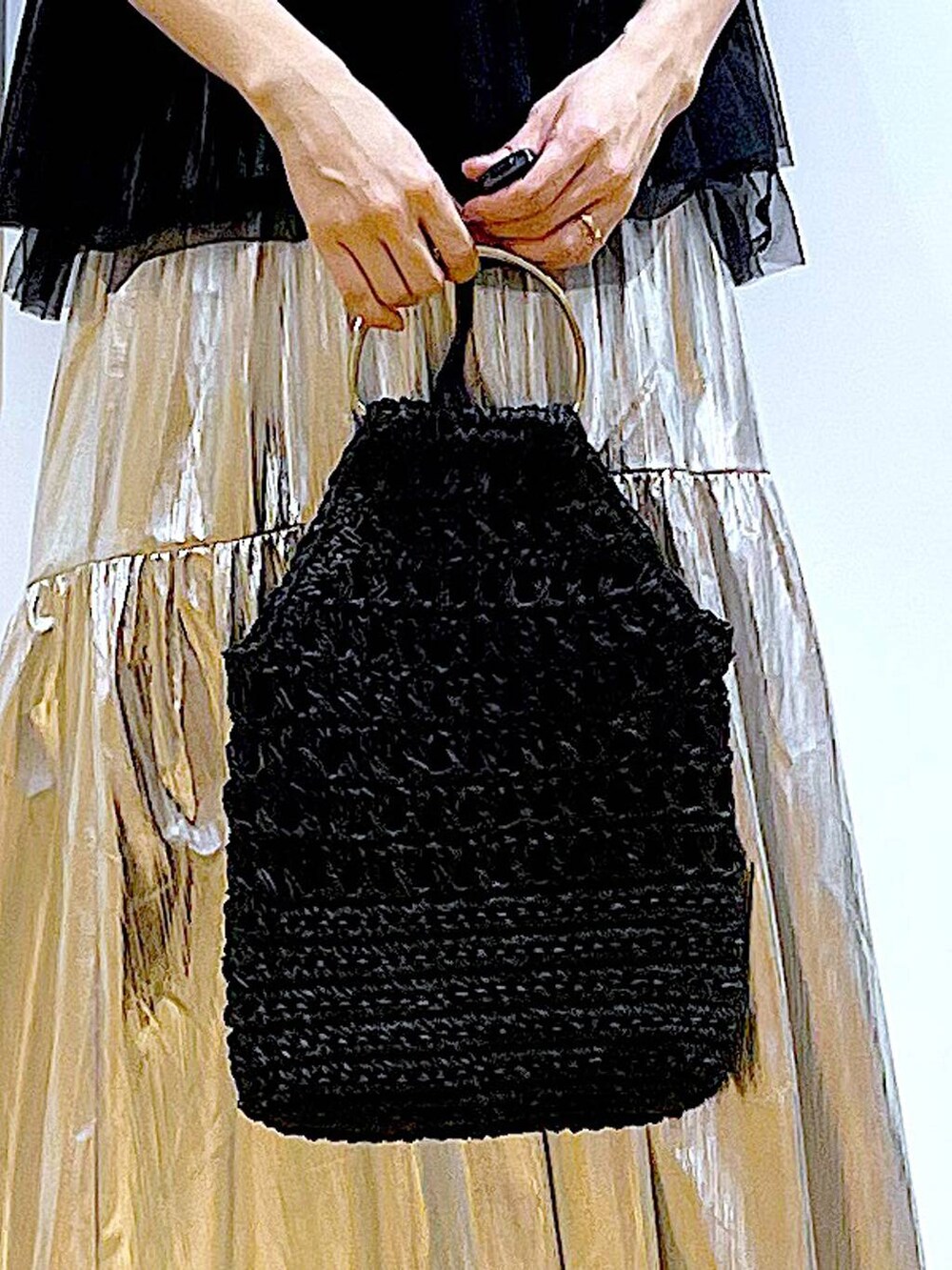 ブラック系のサンダル、ブルー系のTシャツ/カットソー、ブラック系のベストを着用したレディースの夏コーディネートの9枚目の写真