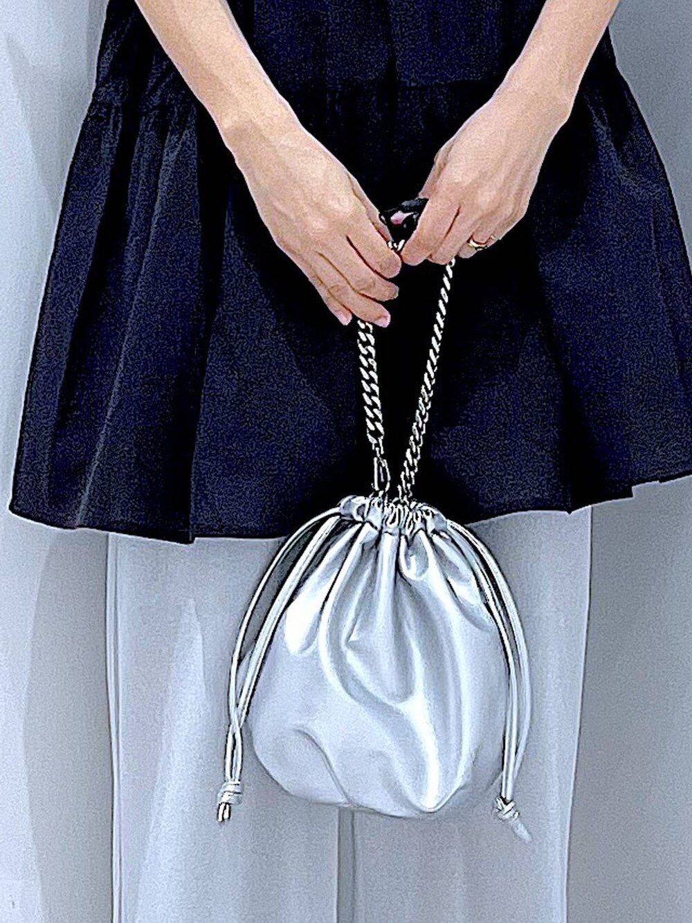 シルバー系のショルダーバッグ、ブラック系のサンダル、グレー系のその他パンツを着用したレディースの夏コーディネートの8枚目の写真