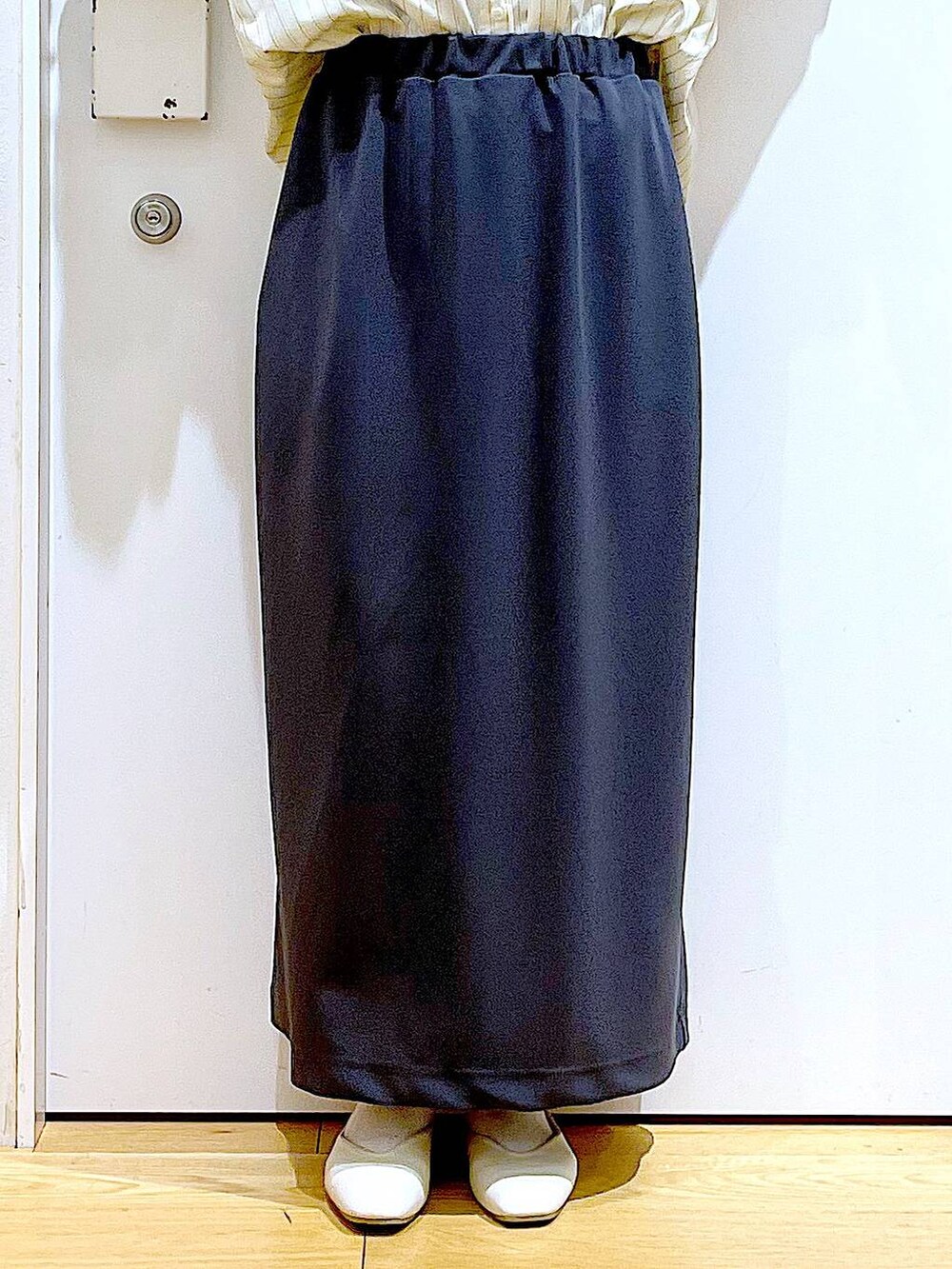 ホワイト系のパンプス、ベージュ系のシャツ/ブラウス、グレー系のスカートを着用したレディースの春コーディネートの8枚目の写真