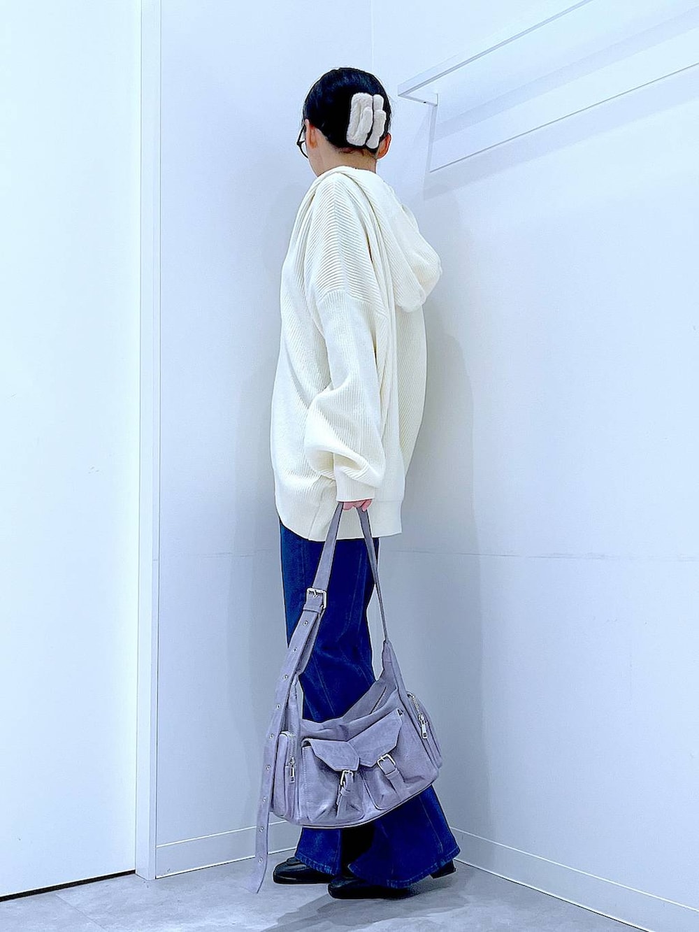 ブラック系のブーツ、ホワイト系のニット/セーター、ブラック系のTシャツ/カットソーを着用したレディースの春コーディネートの3枚目の写真