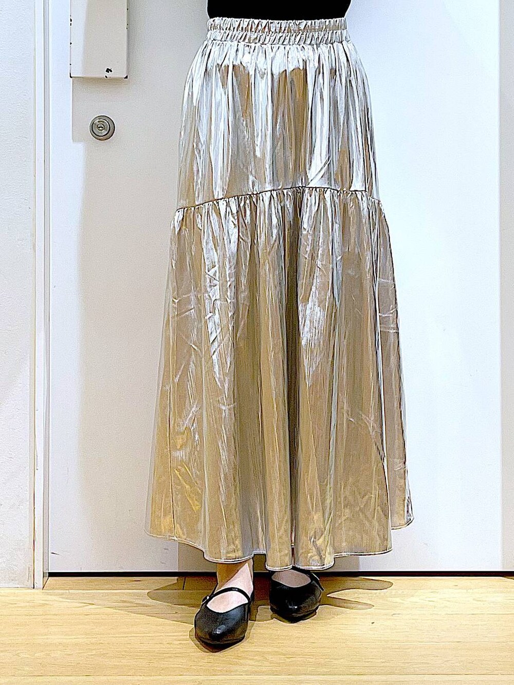 ホワイト系のカーディガン/ボレロ、ブラック系のパンプス、ブラック系のショルダーバッグを着用したレディースの夏コーディネートの8枚目の写真