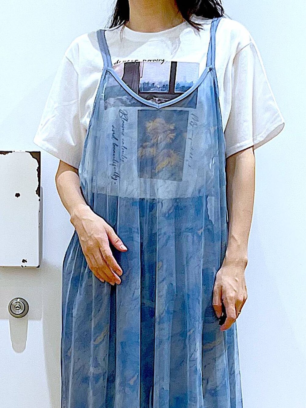 シルバー系のサンダル、ブルー系のワンピース、ブルー系のトートバッグを着用したレディースの夏コーディネートの7枚目の写真