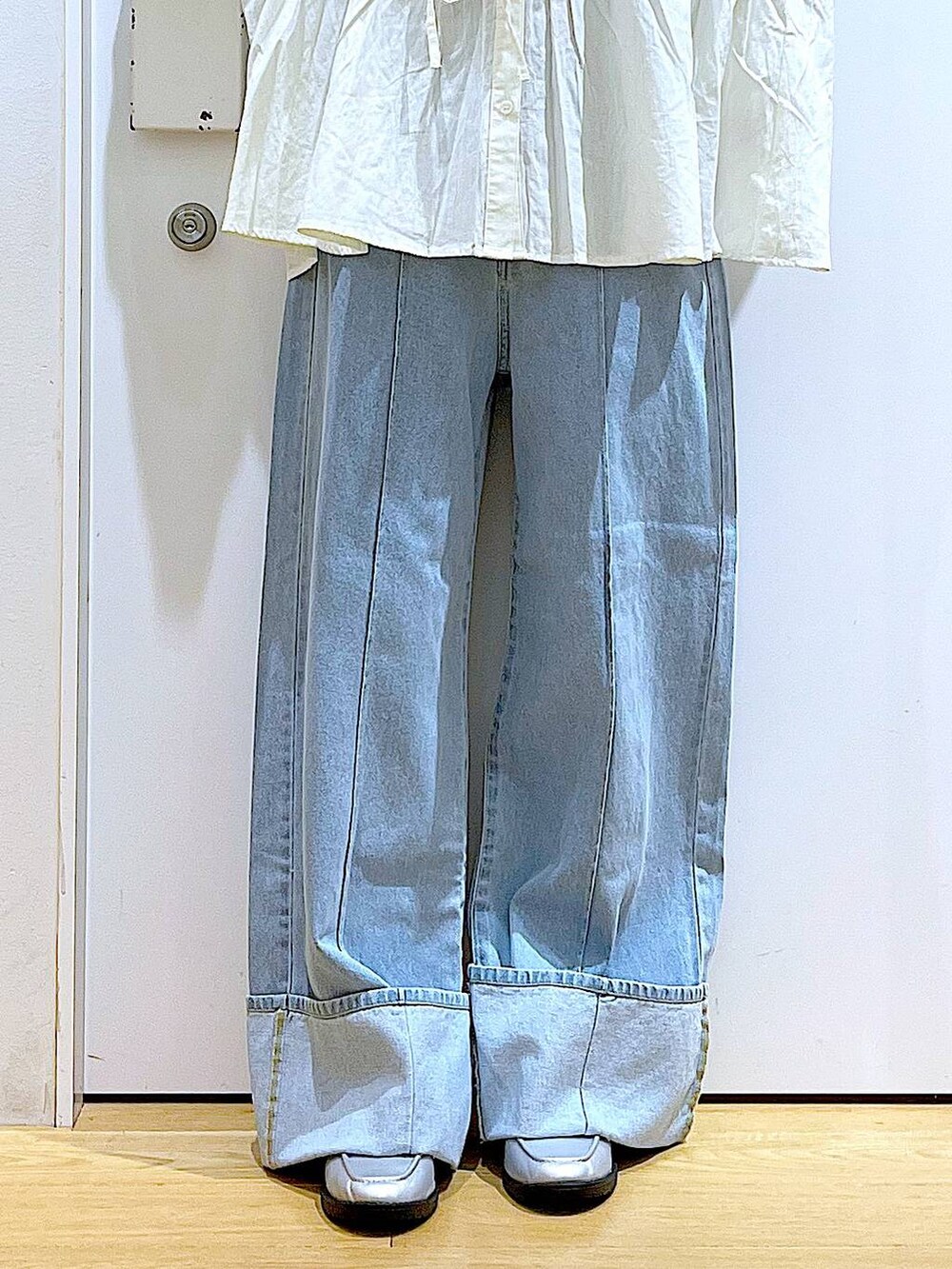 ベージュ系のトートバッグ、シルバー系のローファー、ホワイト系のシャツ/ブラウスを着用したレディースの秋コーディネートの8枚目の写真