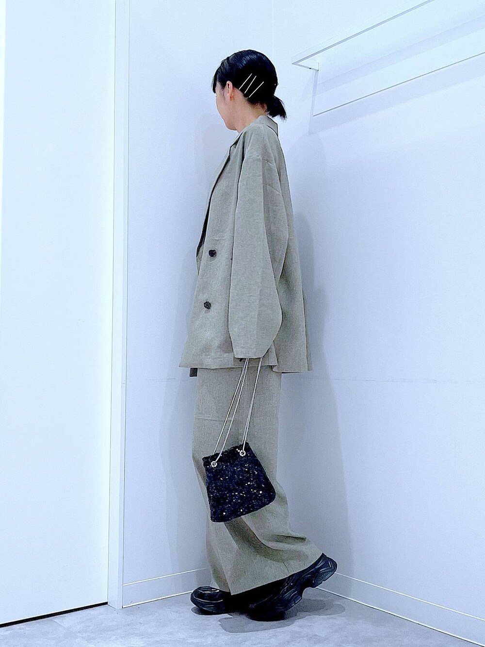 ブラック系のショルダーバッグ、ブラック系のローファー、ブラウン系のテーラードジャケットを着用したレディースの秋コーディネートの3枚目の写真