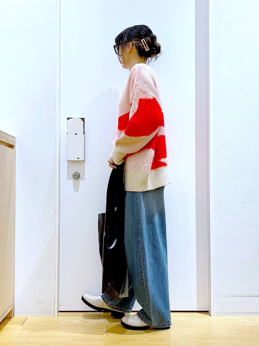 ベージュ系のブーツ、ベージュ系のニット/セーター、ブルー系のデニムパンツを着用したレディースの冬コーディネートの3枚目の写真