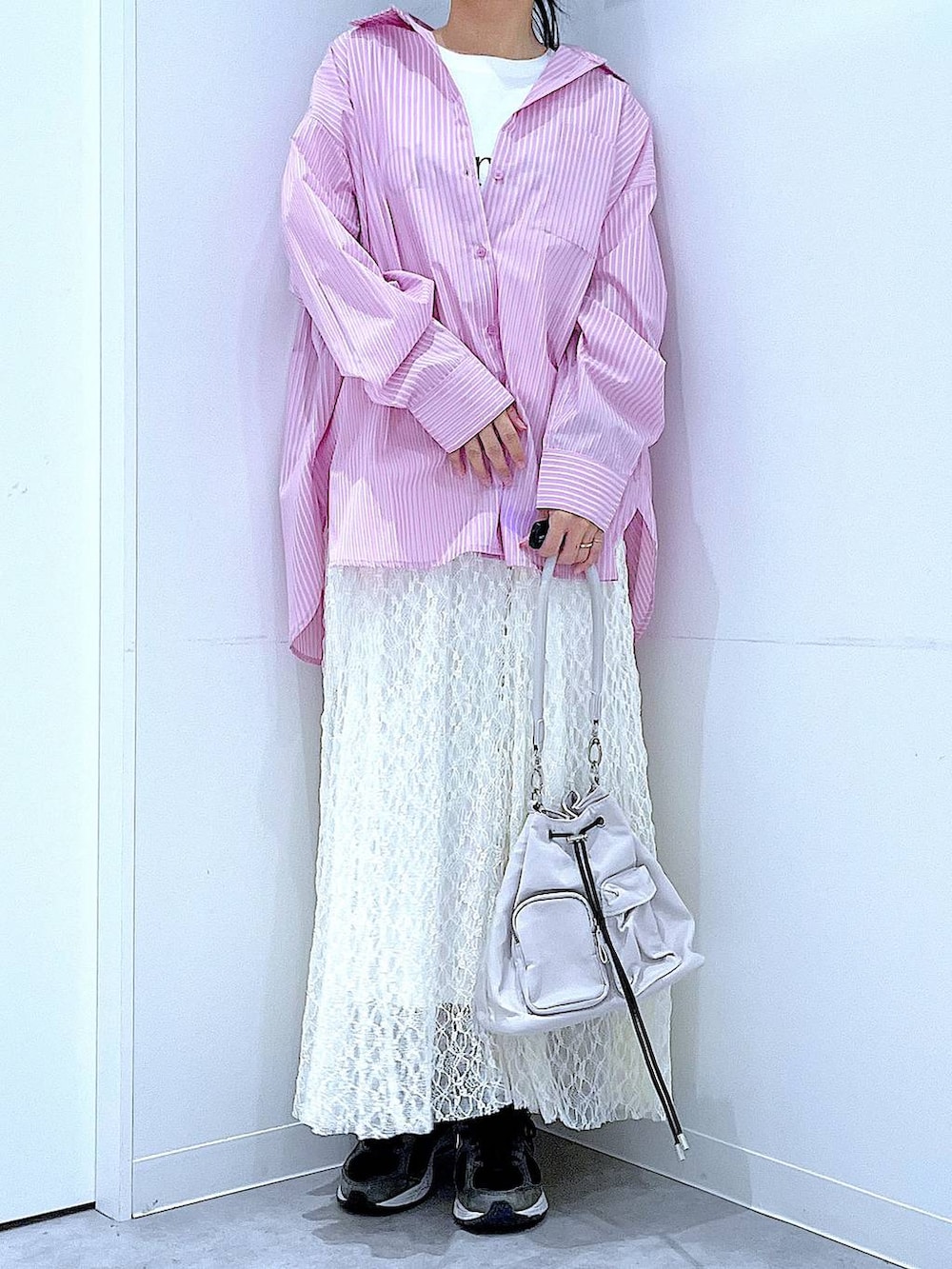 ピンク系のシャツ/ブラウス、ホワイト系のショルダーバッグ、ホワイト系のTシャツ/カットソーを着用したレディースの春コーディネートの6枚目の写真