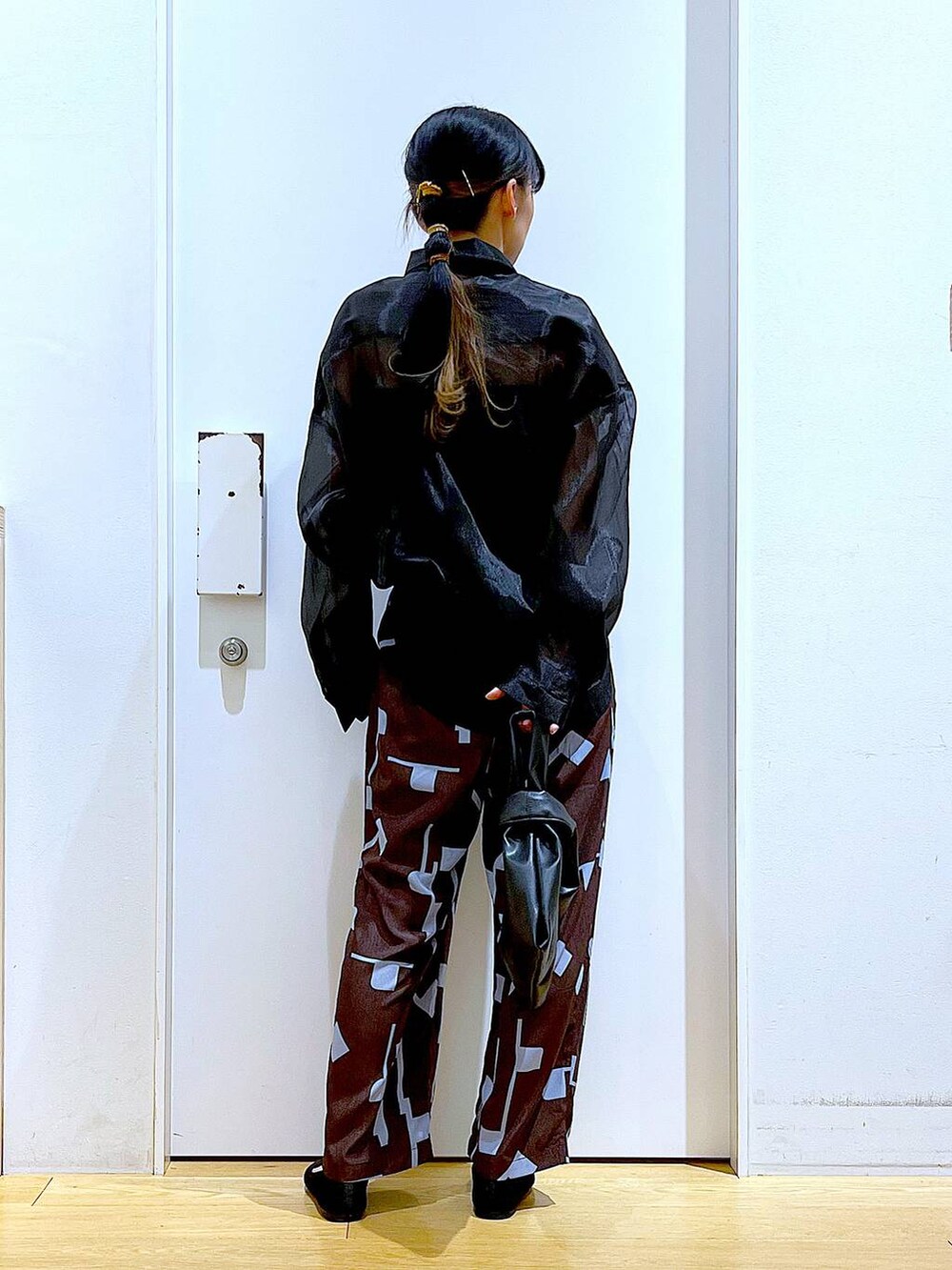 ブラック系のショルダーバッグ、ブラック系のパンプス、ブラウン系のその他パンツを着用したレディースの春コーディネートの5枚目の写真