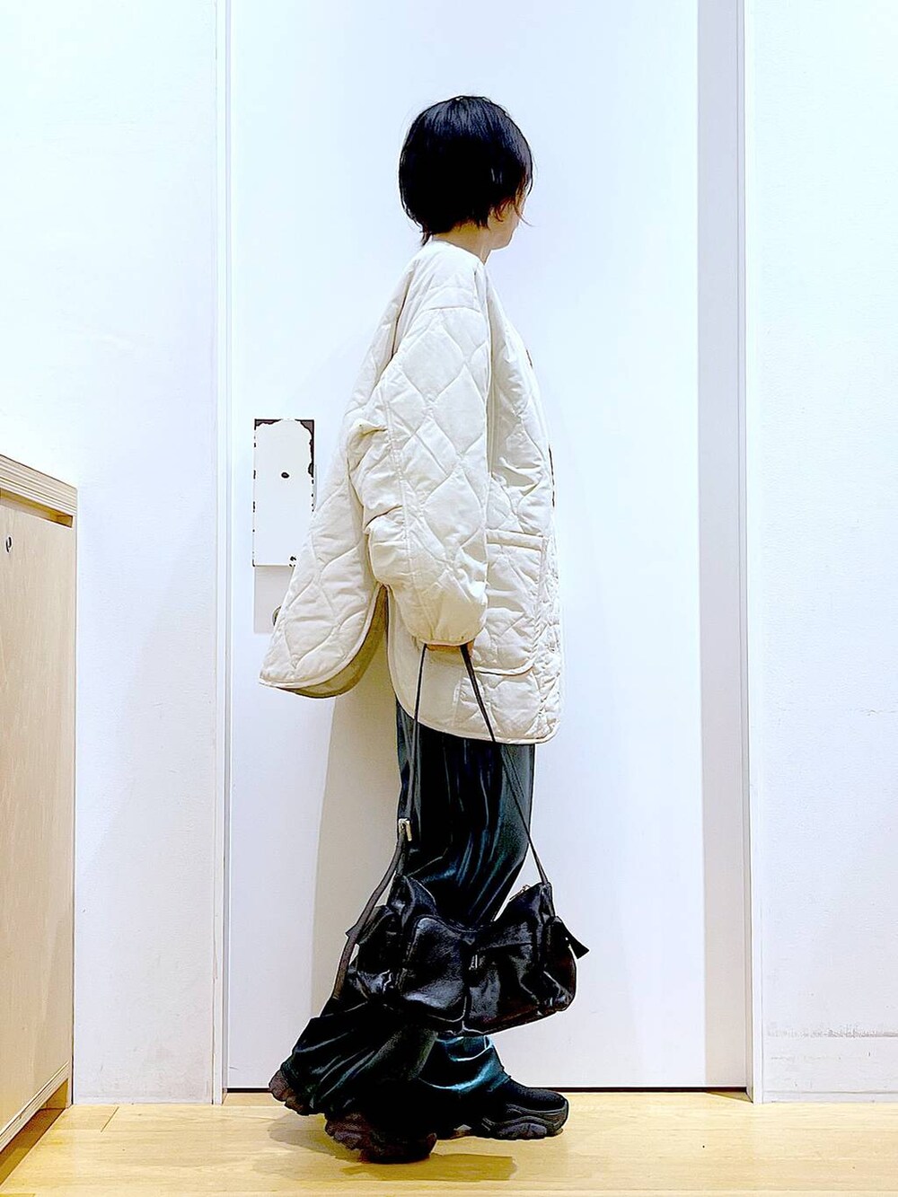 ベージュ系のブルゾン、ブラック系のTシャツ/カットソー、ブラック系のブーツを着用したレディースの冬コーディネートの4枚目の写真