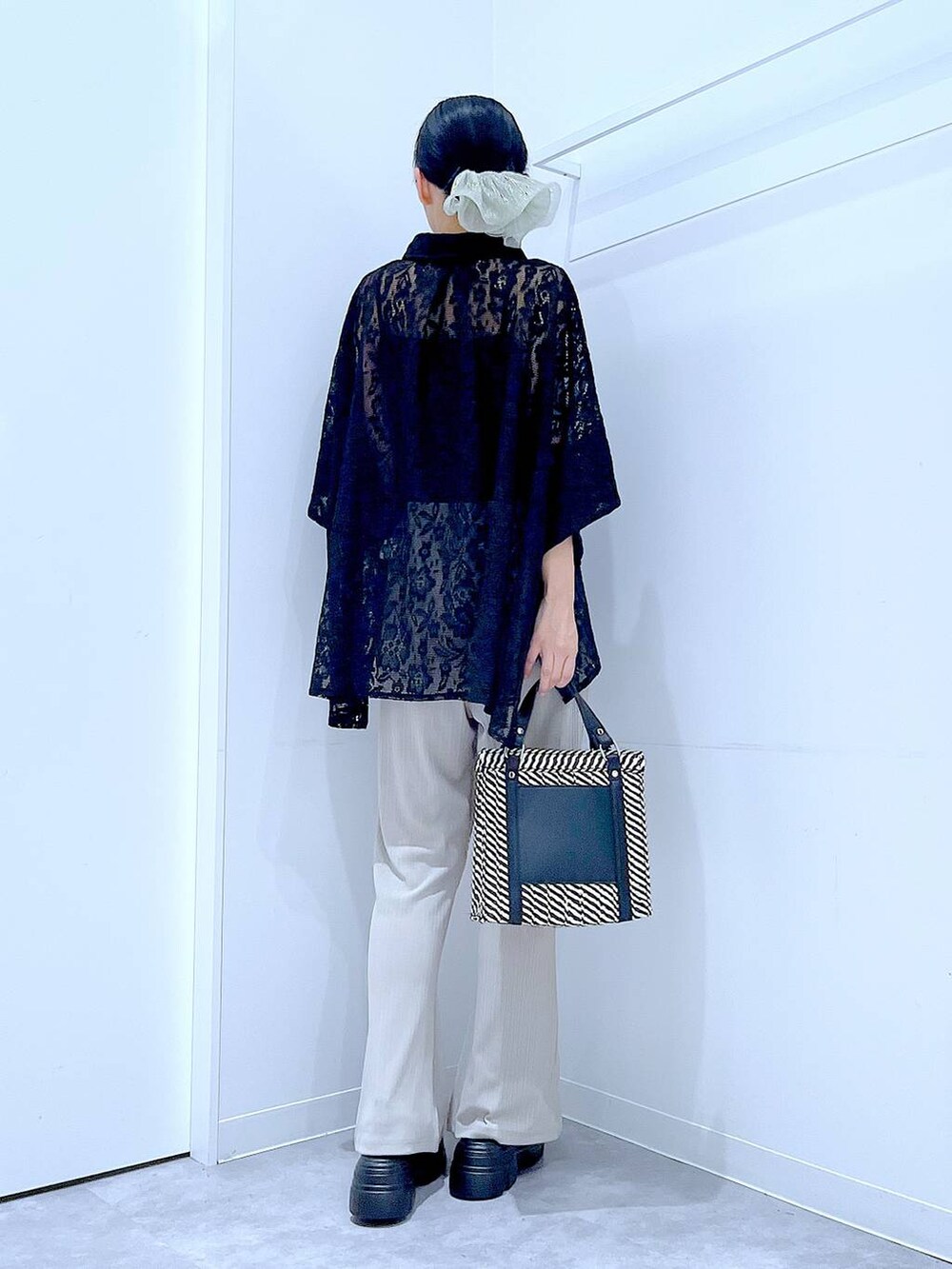 ベージュ系のその他パンツ、その他のショルダーバッグ、ブラック系のサンダルを着用したレディースの夏コーディネートの5枚目の写真