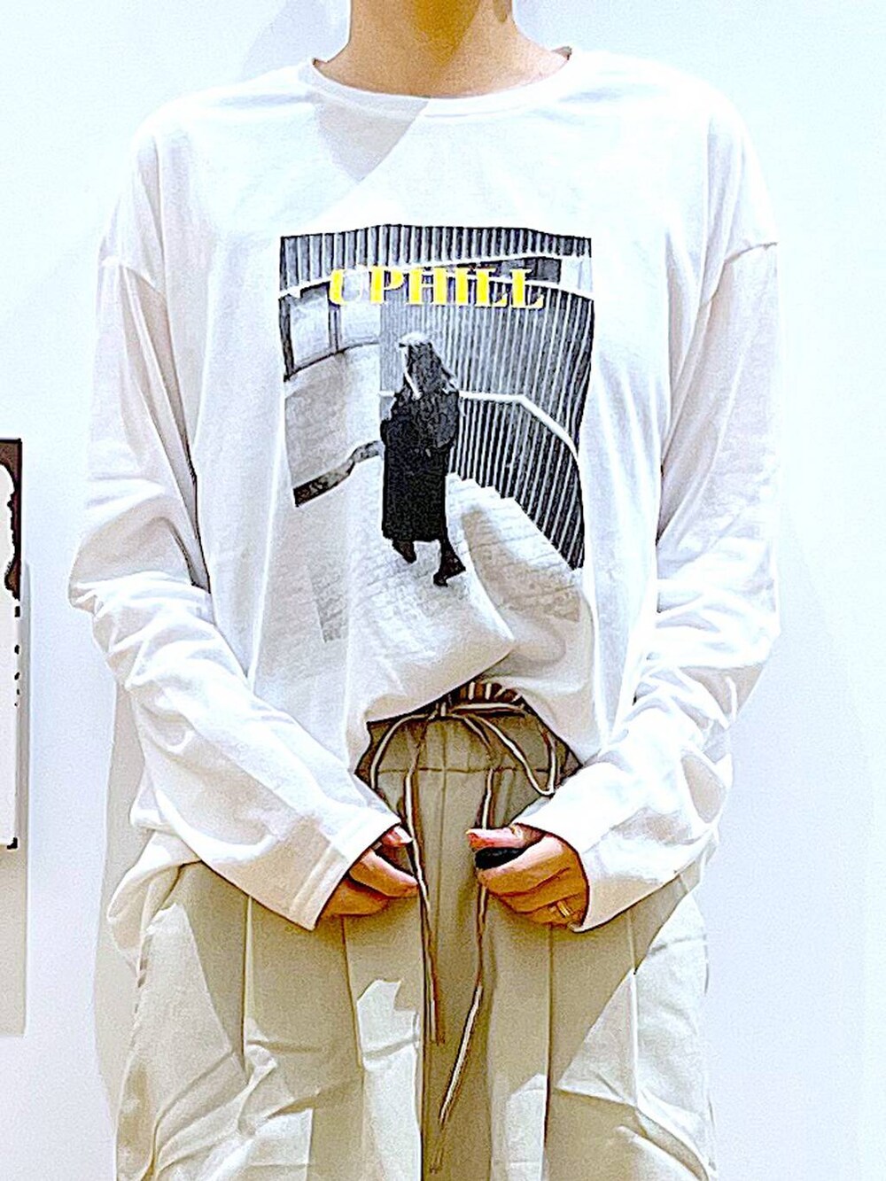 シルバー系のパンプス、イエロー系のショルダーバッグ、ベージュ系のその他パンツを着用したレディースの秋コーディネートの7枚目の写真