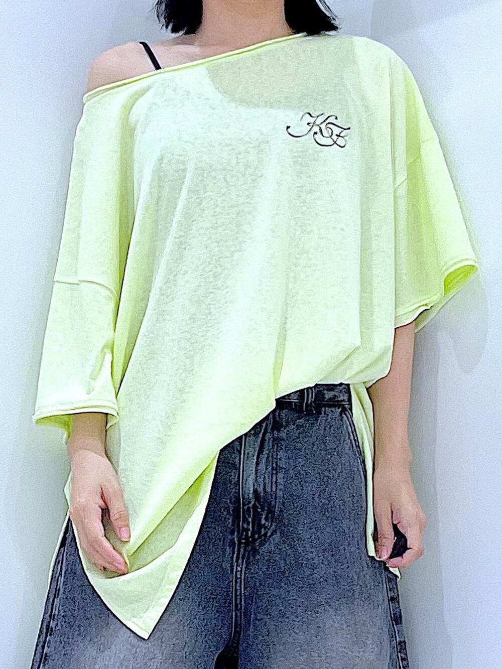 ブラック系のサンダル、ホワイト系のショルダーバッグ、イエロー系のTシャツ/カットソーを着用したレディースの夏コーディネートの7枚目の写真