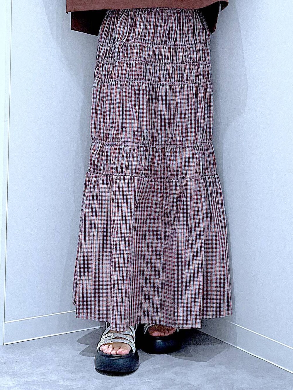 ベージュ系のショルダーバッグ、シルバー系のサンダル、ブラウン系のTシャツ/カットソーを着用したレディースの夏コーディネートの8枚目の写真