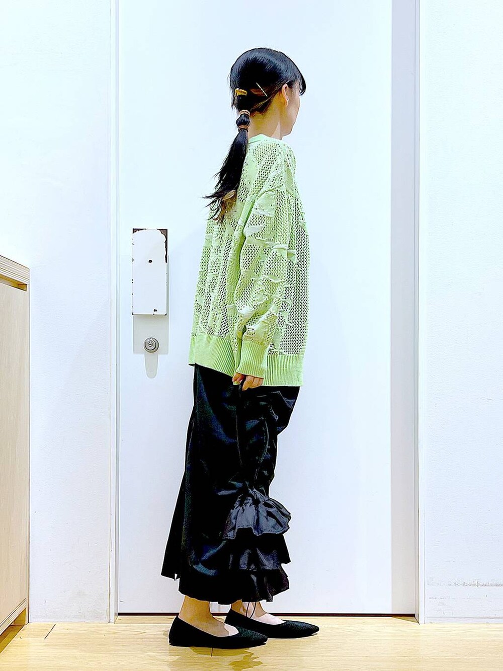 ブラック系のショルダーバッグ、ブラック系のパンプス、ブラック系のワンピースを着用したレディースの春コーディネートの4枚目の写真