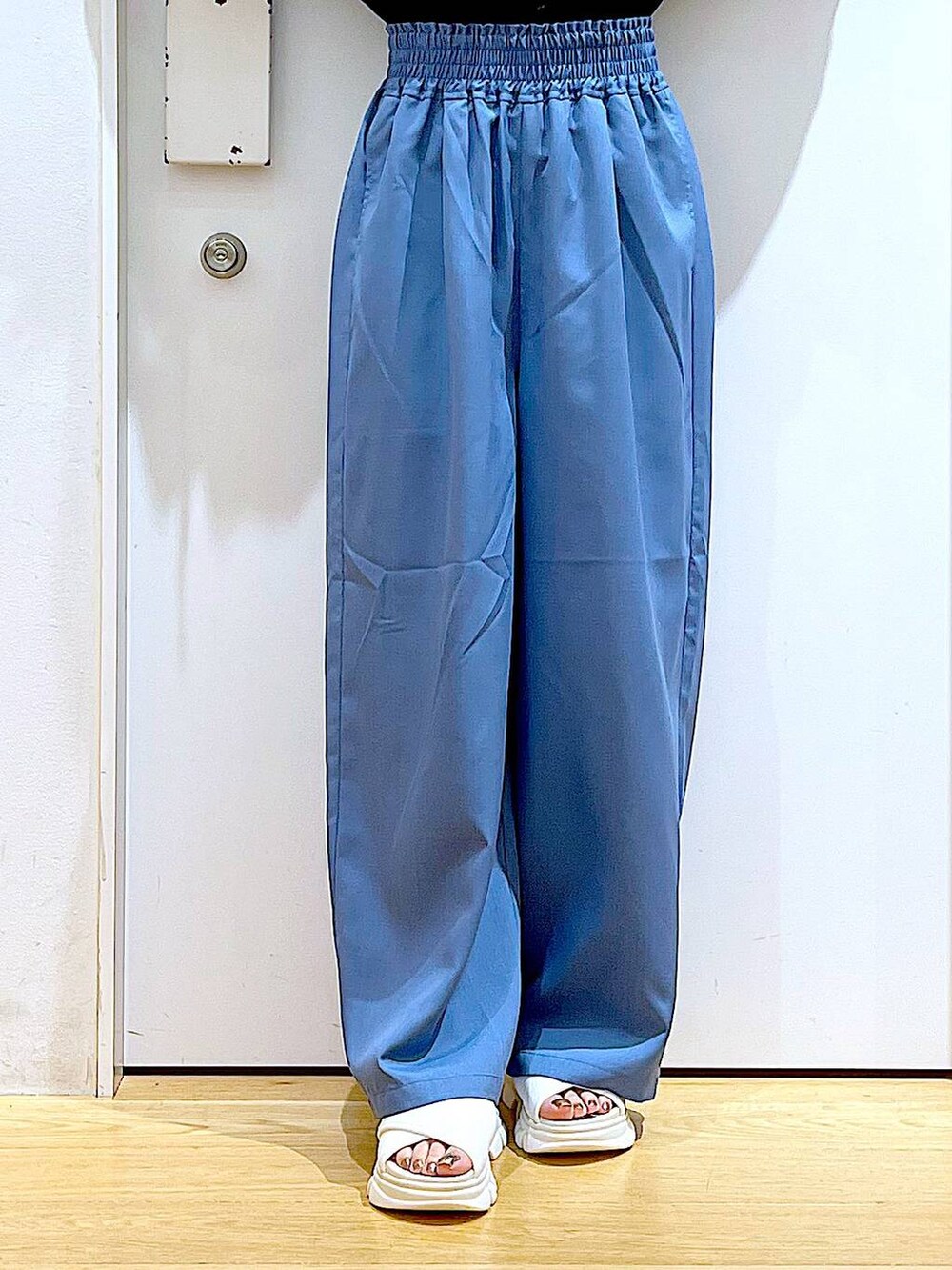 ホワイト系のサンダル、その他のトートバッグ、ブルー系のその他パンツを着用したレディースの夏コーディネートの8枚目の写真