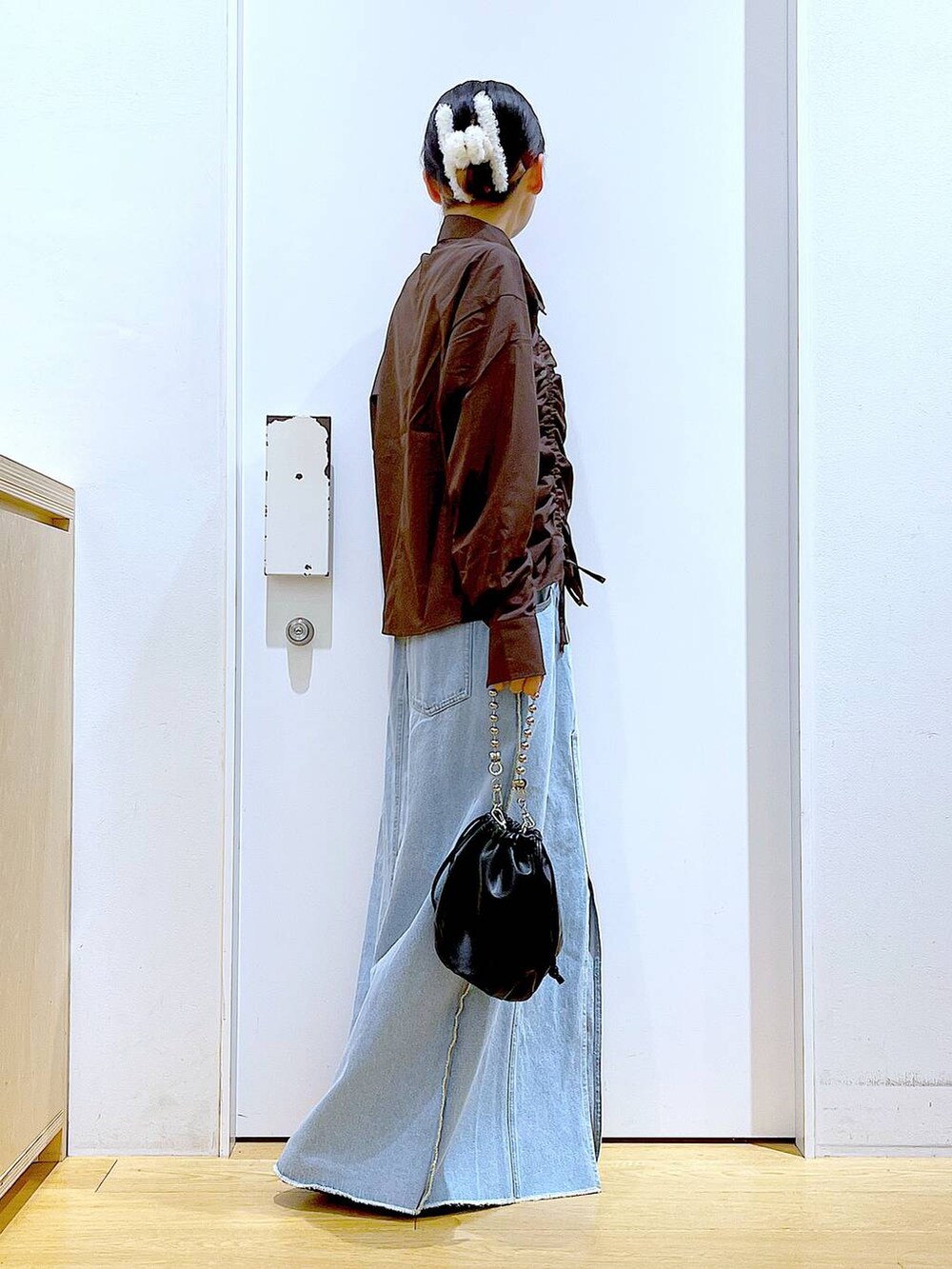 ブラック系のショルダーバッグ、シルバー系のローファー、ブラウン系のシャツ/ブラウスを着用したレディースの秋コーディネートの4枚目の写真