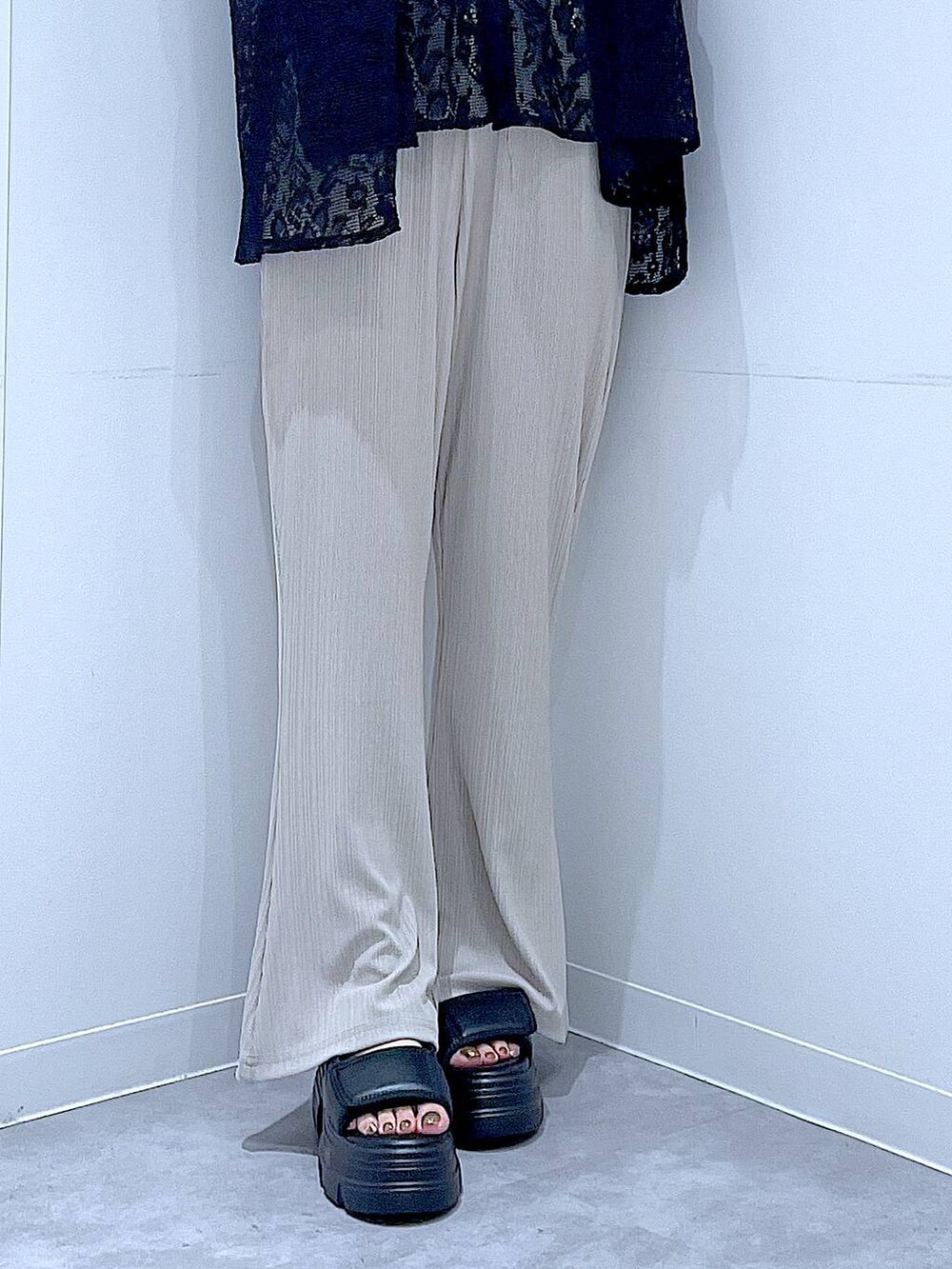 ベージュ系のその他パンツ、その他のショルダーバッグ、ブラック系のサンダルを着用したレディースの夏コーディネートの8枚目の写真