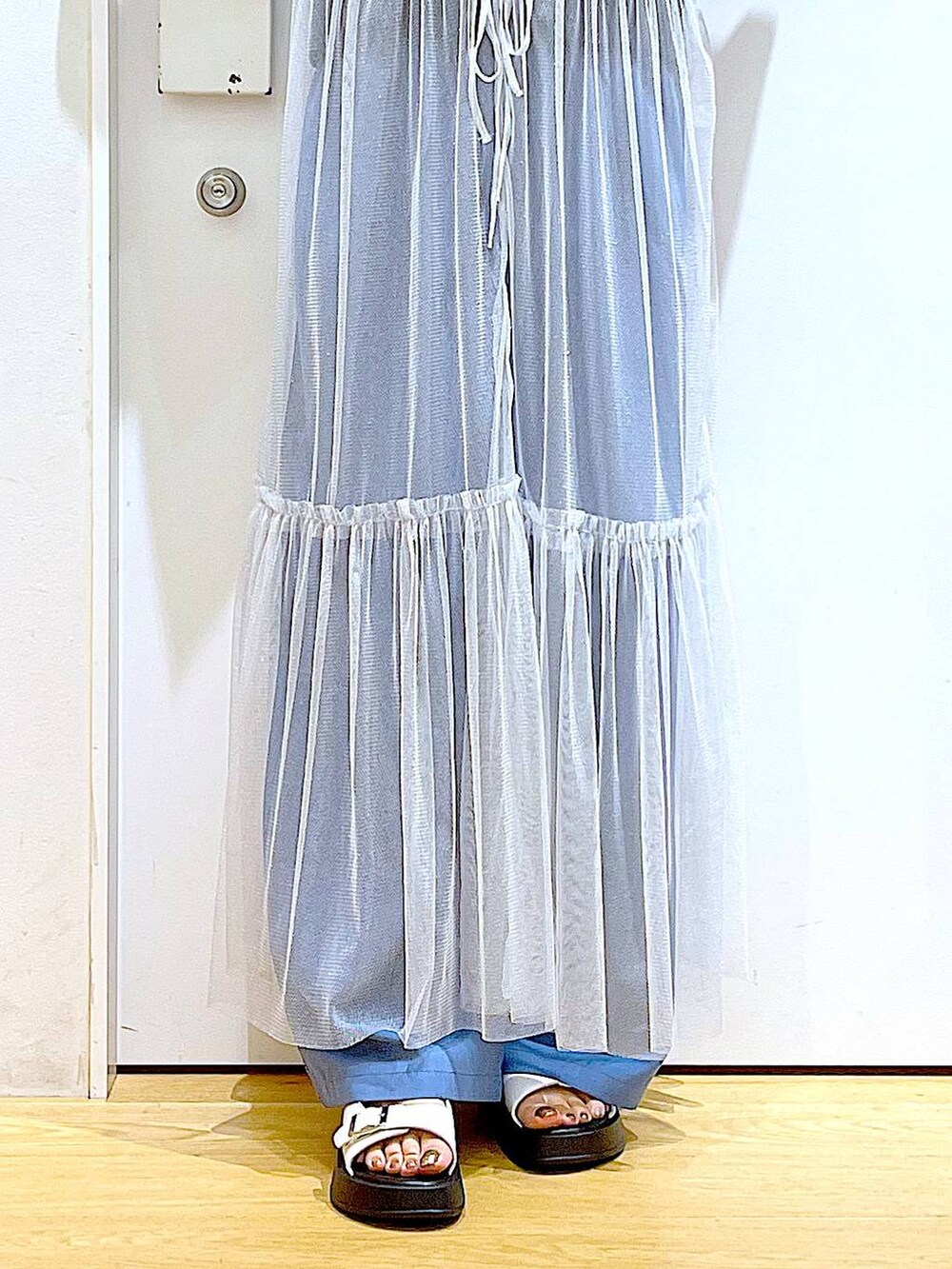 その他のワンピース、ホワイト系のサンダル、ホワイト系のトートバッグを着用したレディースの夏コーディネートの8枚目の写真