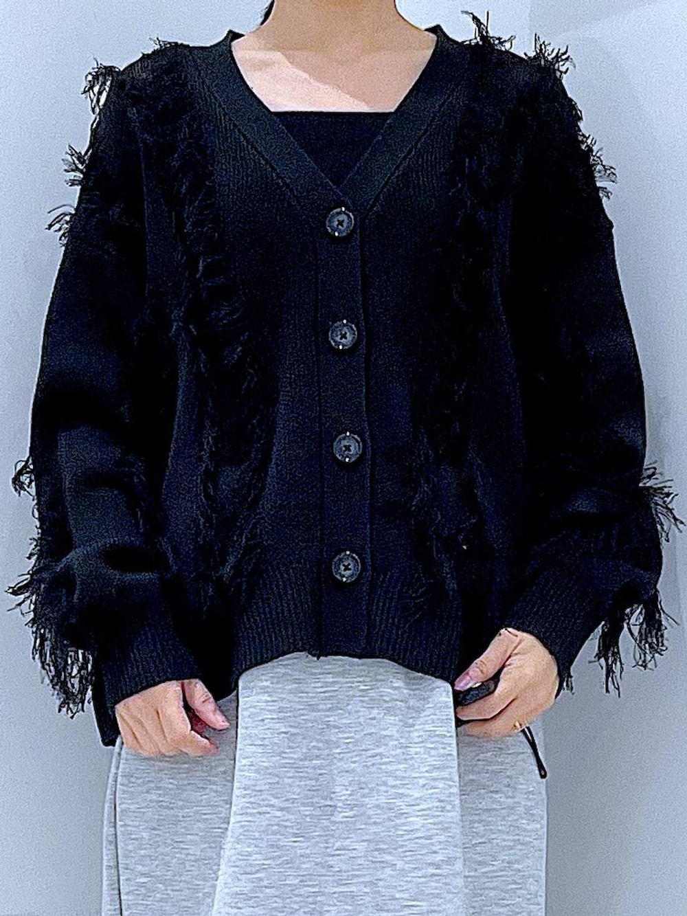 グレー系のスカート、ブラック系のショルダーバッグ、ブラック系のカーディガン/ボレロを着用したレディースの春コーディネートの7枚目の写真