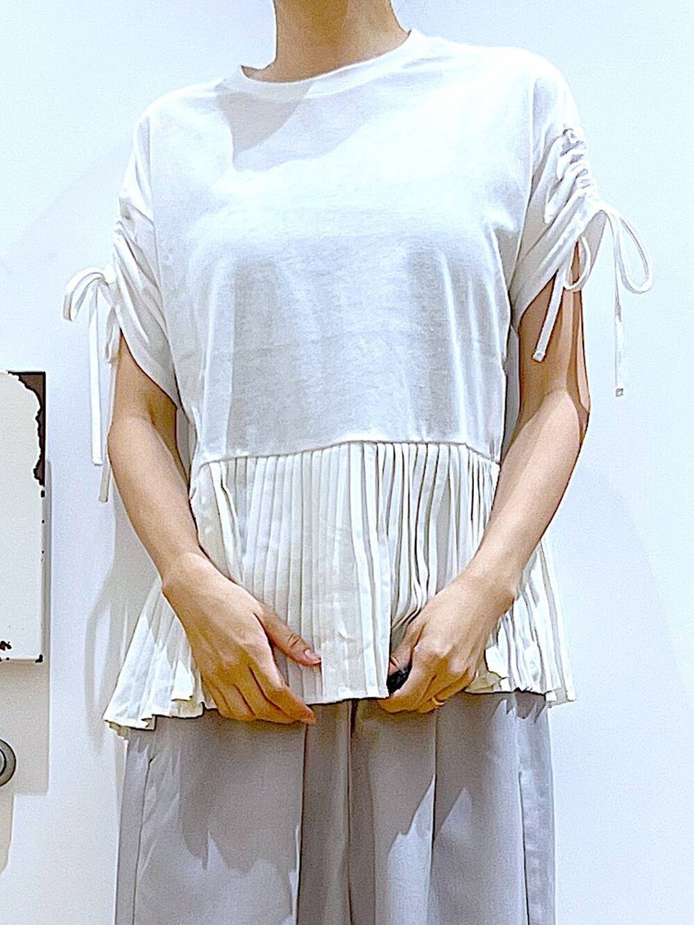 ブラック系のサンダル、グレー系のショルダーバッグ、グレー系のその他パンツを着用したレディースの夏コーディネートの7枚目の写真