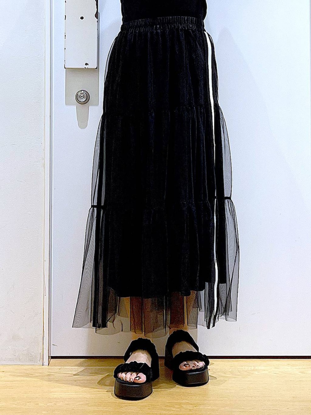 ブラック系のサンダル、ブラック系のショルダーバッグ、ブルー系のシャツ/ブラウスを着用したレディースの夏コーディネートの8枚目の写真