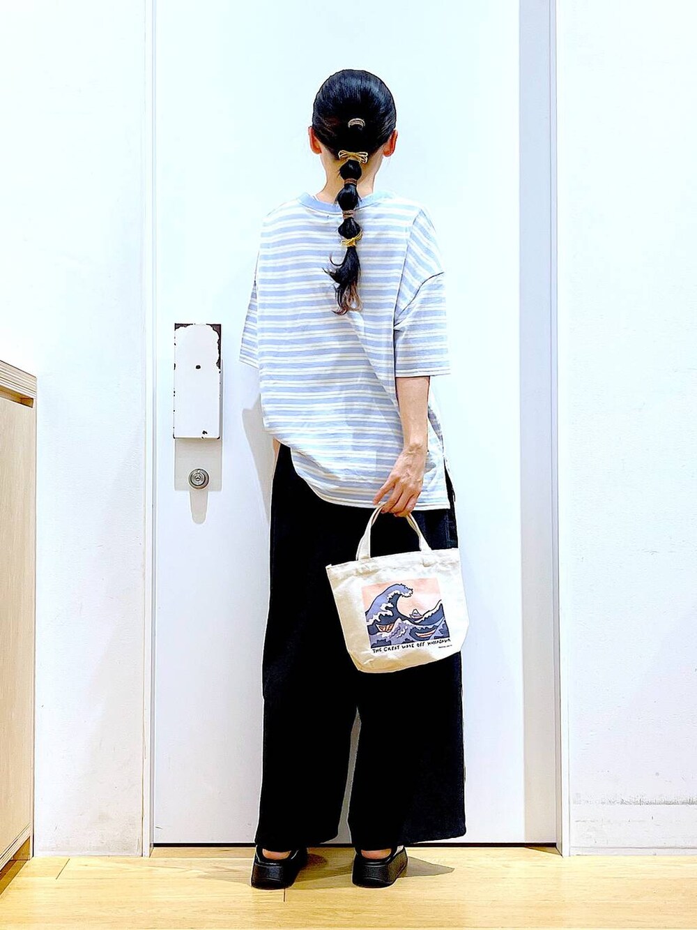 シルバー系のサンダル、その他のトートバッグ、ブルー系のTシャツ/カットソーを着用したレディースの夏コーディネートの5枚目の写真