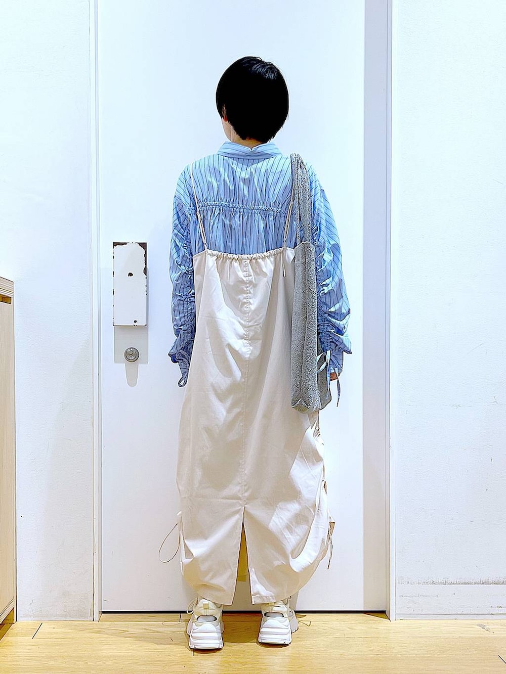 「若見え、ゆったり、休日コーデ、骨格ウェーブ、LAKOLE、キャミワンピース、ワンピース、春コーデ、シャツ、ストライプシャツ、カジュアル、春色、トートバッグ、スニーカー、楽ちんコーデ」｜「LAKOLEのラメニットトートバッグ / 111758（トートバッグ、その他）」を使った、あおき@LAKOLE海老名さん（レディース・156cm）の冬コーディネートの5枚目の写真