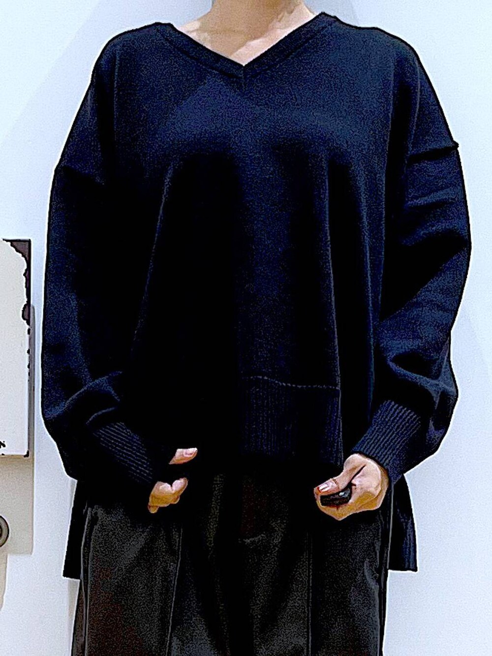 ブラック系のブーツ、グレー系のトートバッグ、ブラック系のその他パンツを着用したレディースの秋コーディネートの7枚目の写真