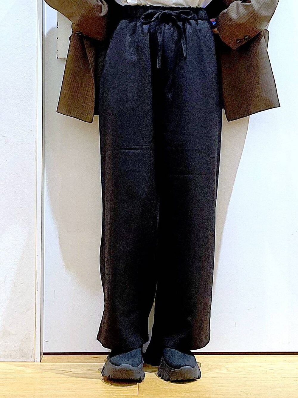 ブラック系のブーツ、ブラック系のショルダーバッグ、ブラウン系のテーラードジャケットを着用したレディースの秋コーディネートの8枚目の写真