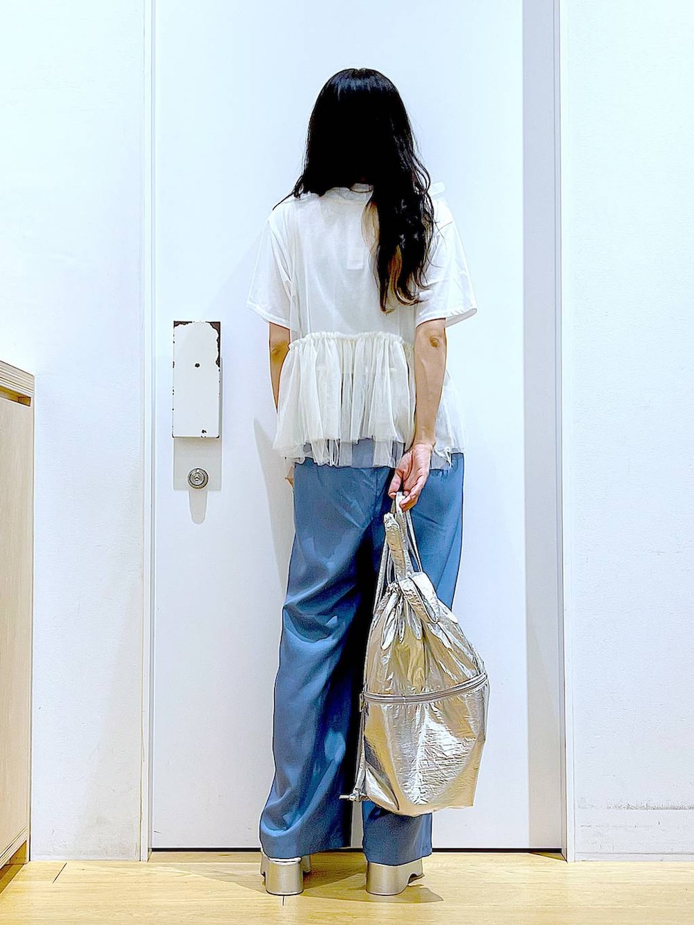 シルバー系のバックパック/リュック、ホワイト系のTシャツ/カットソー、シルバー系のサンダルを着用したレディースの夏コーディネートの5枚目の写真