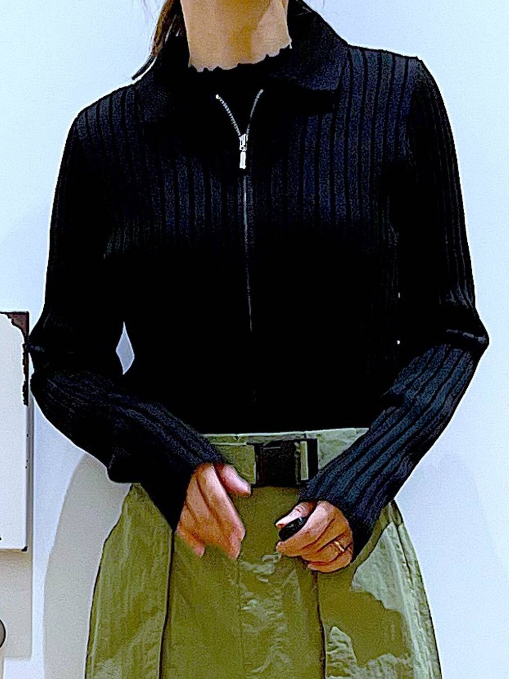 ブラック系のカーディガン/ボレロ、ベージュ系のブーツ、ブラック系のショルダーバッグを着用したレディースの春コーディネートの7枚目の写真