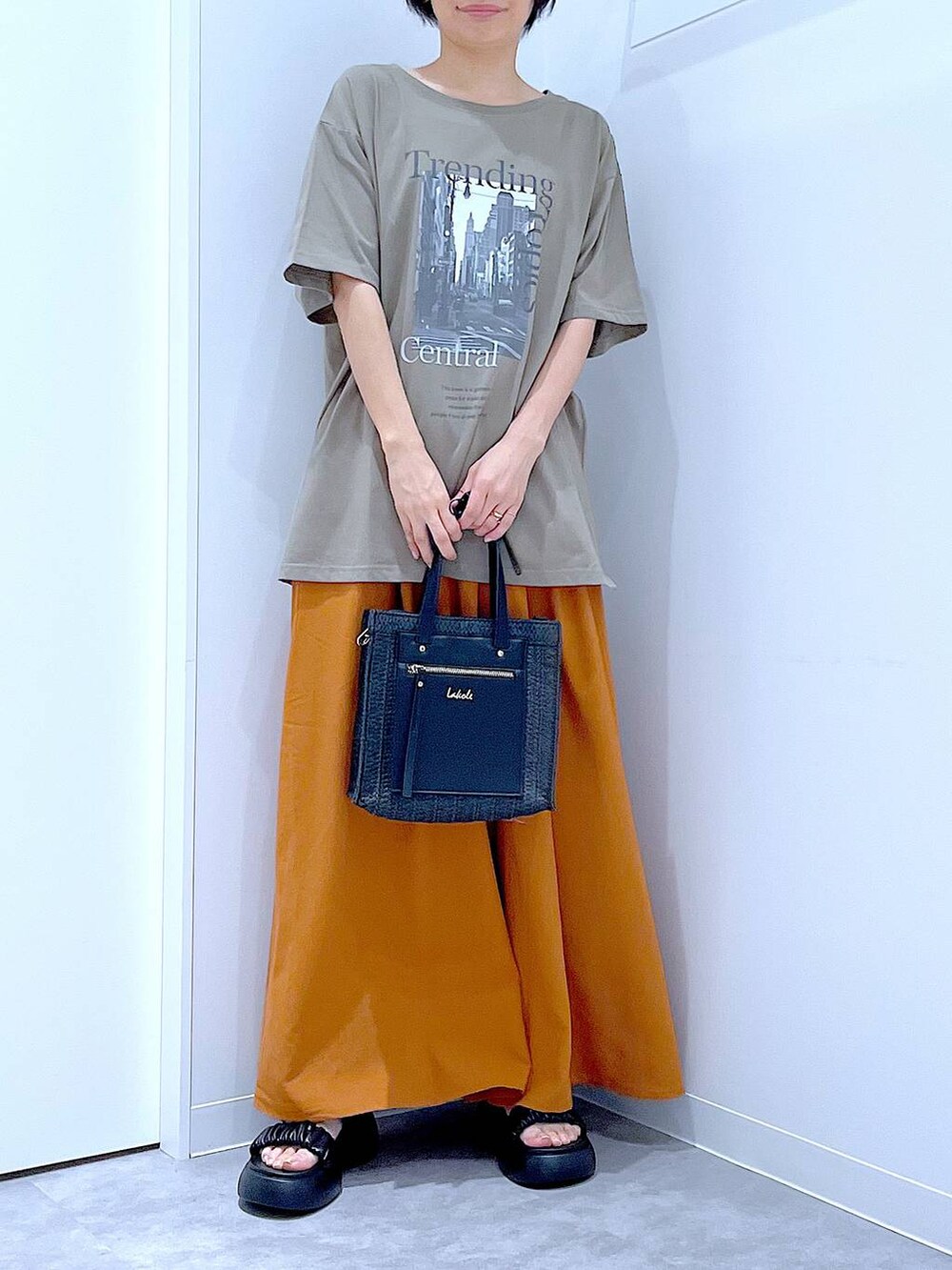 ブラック系のショルダーバッグ、ブラック系のサンダル、ブラウン系のその他パンツを着用したレディースの夏コーディネートの6枚目の写真