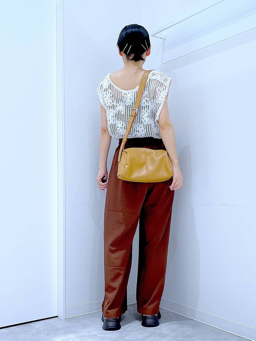 ベージュ系のショルダーバッグ、ホワイト系のローファー、ブラウン系のその他パンツを着用したレディースの秋コーディネートの5枚目の写真