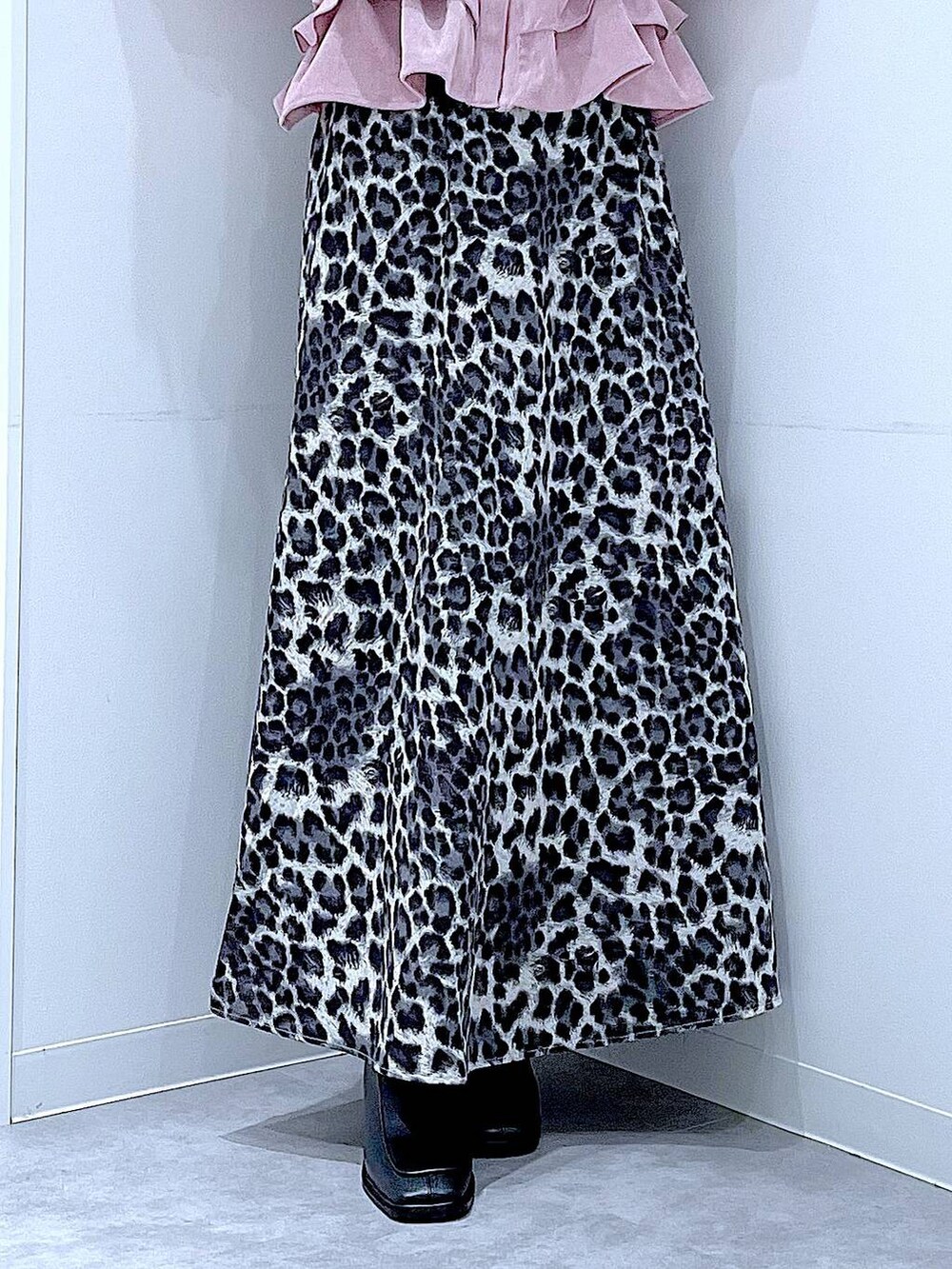 ホワイト系のショルダーバッグ、ブラック系のブーツ、グレー系のスカートを着用したレディースの秋コーディネートの8枚目の写真