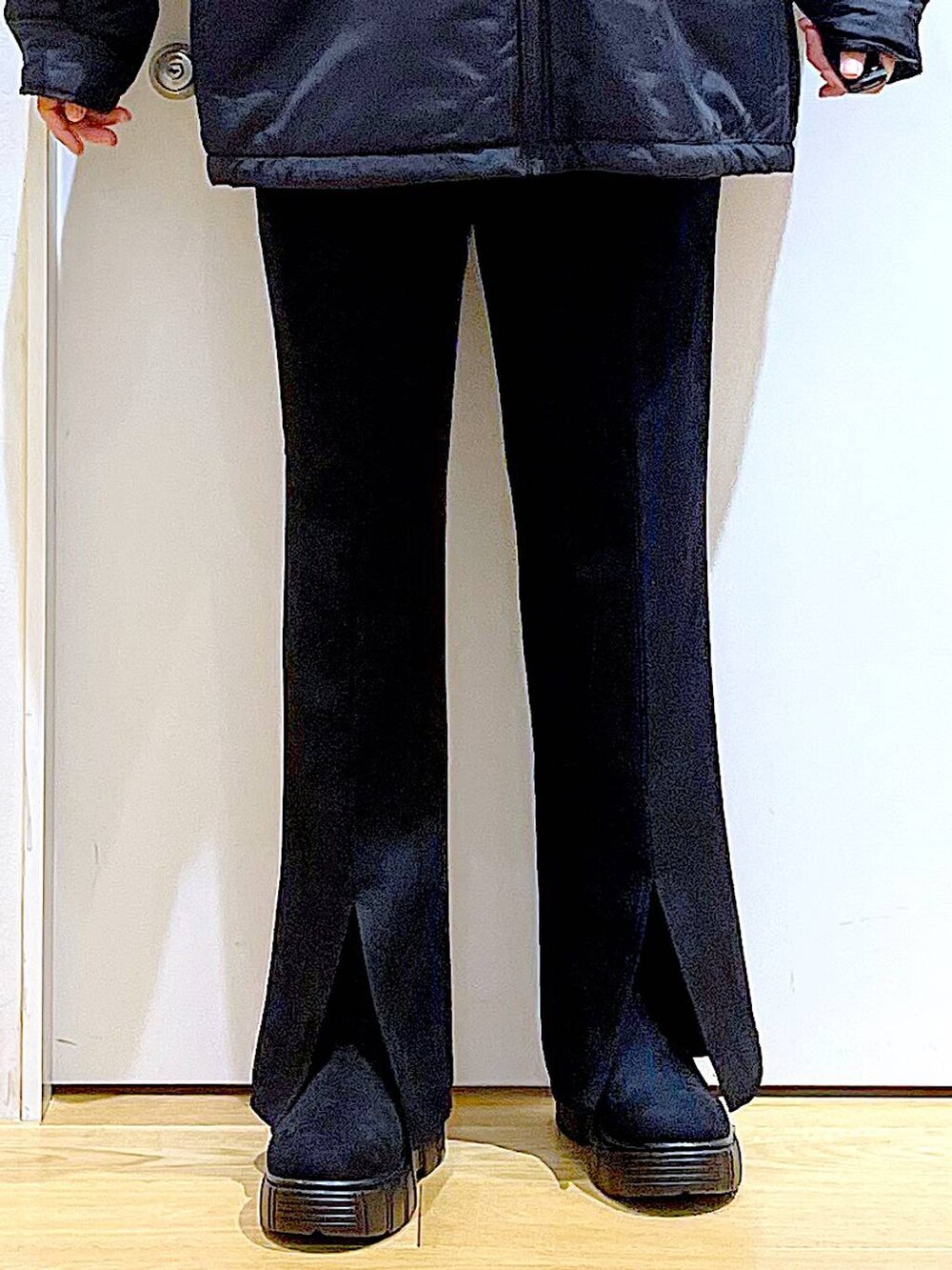 ブラック系のブルゾン、ブラック系のショルダーバッグ、ブラック系のブーツを着用したレディースの冬コーディネートの8枚目の写真