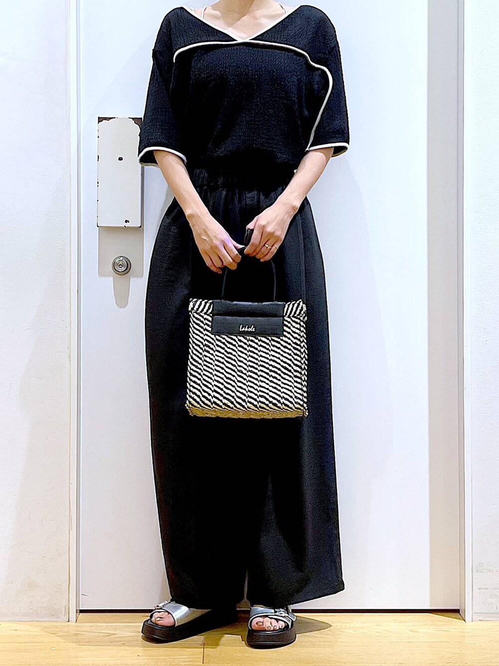 シルバー系のサンダル、ブラック系のショルダーバッグ、ブラック系のその他パンツを着用したレディースの夏コーディネートの6枚目の写真