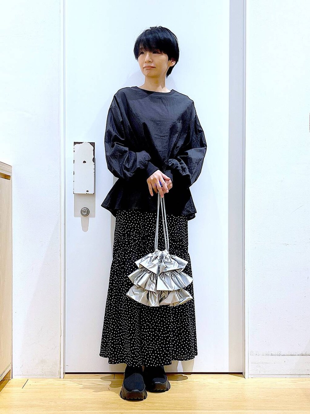 「リラックス、若見え、ゆったり、休日コーデ、骨格ウェーブ、LAKOLE、スカート、ショルダーバッグ、ブーツ、きれいめカジュアル、ワントーン、ブラックコーデ、春コーデ、楽ちんコーデ、体型カバー」｜「LAKOLEのニットスニーカーソールブーツ / 140064（ブーツ、ブラック系）」を使った、あおき@LAKOLE海老名さん（レディース・156cm）の春コーディネートの2枚目の写真