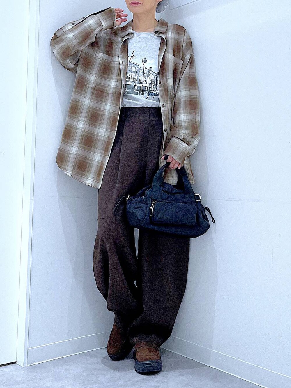 ブラウン系のシャツ/ブラウス、グレー系のTシャツ/カットソー、ブラウン系のスラックスを着用したレディースの秋コーディネートの6枚目の写真