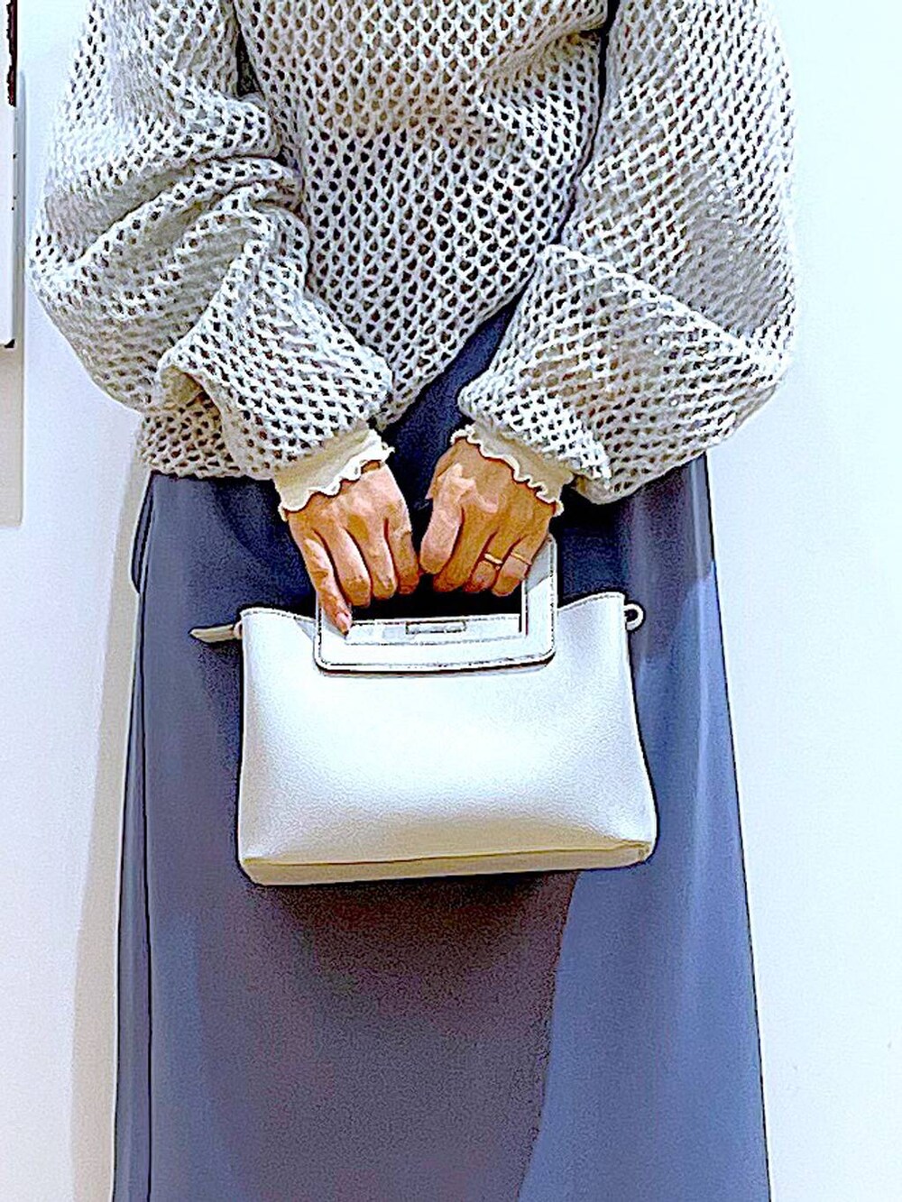 ホワイト系のTシャツ/カットソー、グレー系のニット/セーター、ベージュ系のブーツを着用したレディースの冬コーディネートの9枚目の写真