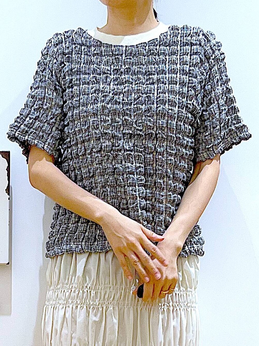 ホワイト系のサンダル、ブルー系のトートバッグ、その他のTシャツ/カットソーを着用したレディースの夏コーディネートの8枚目の写真