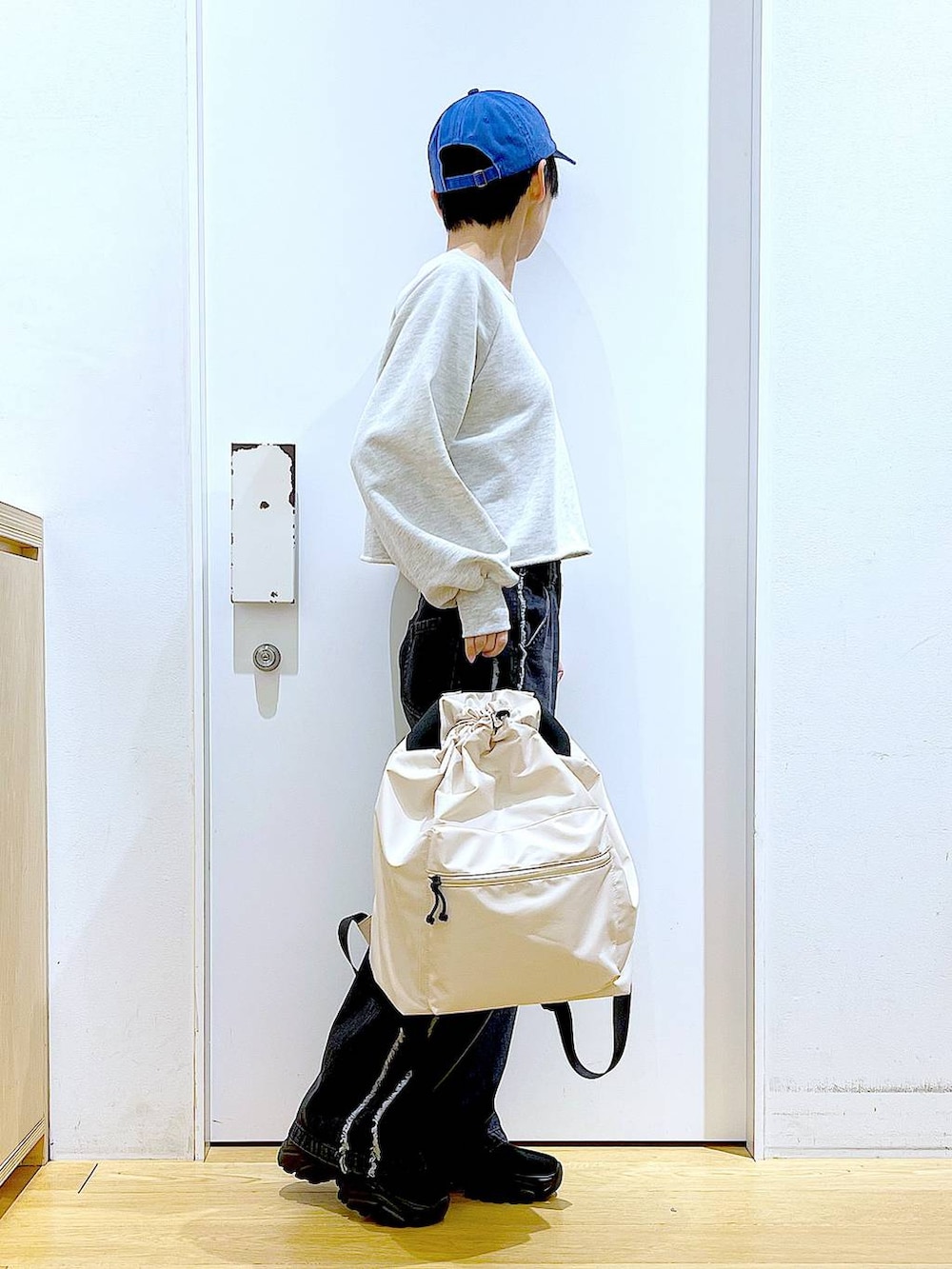 「リラックス、若見え、ゆったり、休日コーデ、骨格ウェーブ、LAKOLE、デニムパンツ、スウェット、カジュアルコーデ、シンプルコーデ、春コーデ、ワンマイル、キャップ、ブーツ、リュック・バッグ」｜「LAKOLEのニットスニーカーソールブーツ / 140064（ブーツ、ブラック系）」を使った、あおき@LAKOLE海老名さん（レディース・156cm）の冬コーディネートの4枚目の写真