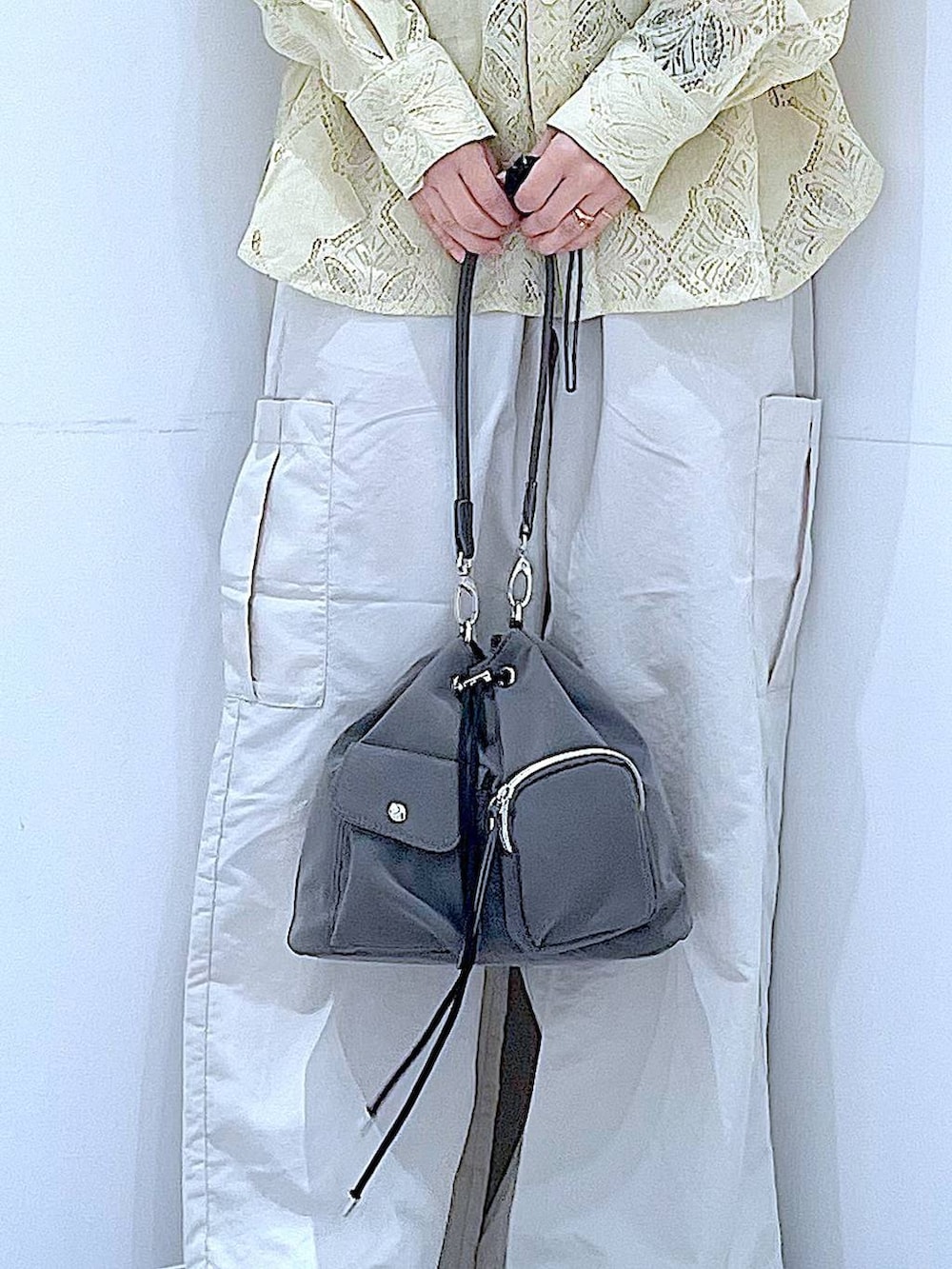 グレー系のショルダーバッグ、ベージュ系のシャツ/ブラウス、ベージュ系のカーゴパンツを着用したレディースの春コーディネートの9枚目の写真