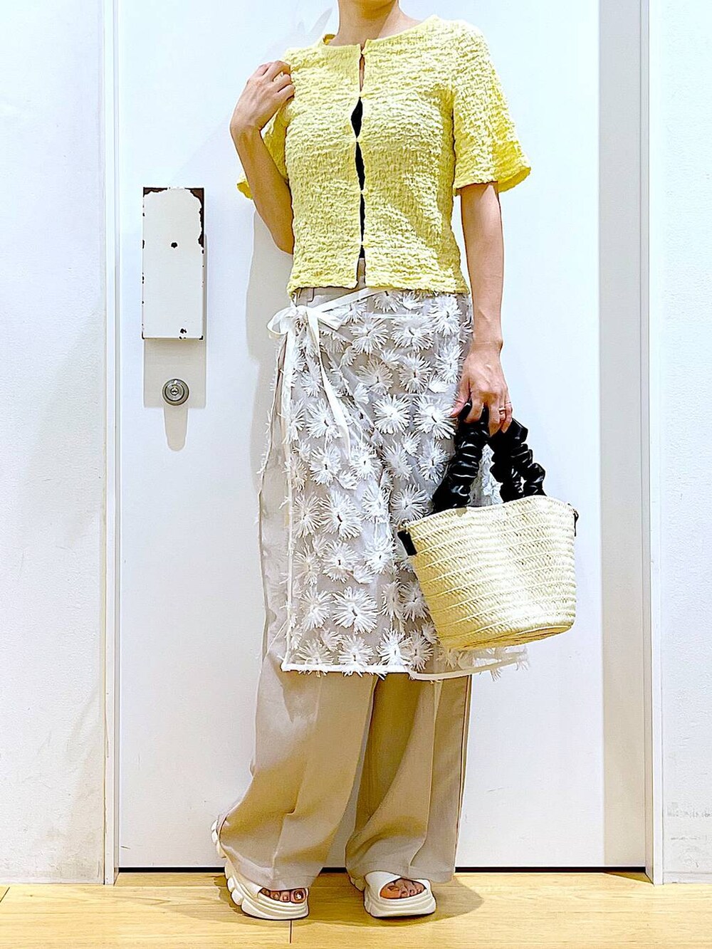 ホワイト系のサンダル、ホワイト系のショルダーバッグ、ホワイト系のスカートを着用したレディースの夏コーディネートの6枚目の写真