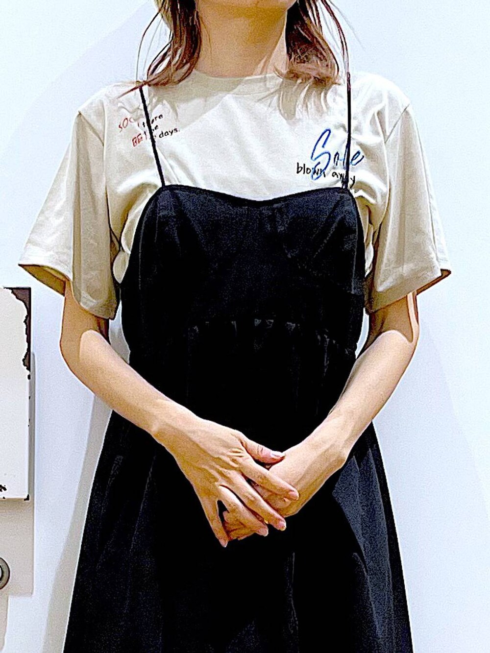 ホワイト系のサンダル、グレー系のトートバッグ、ブラック系のワンピースを着用したレディースの夏コーディネートの7枚目の写真