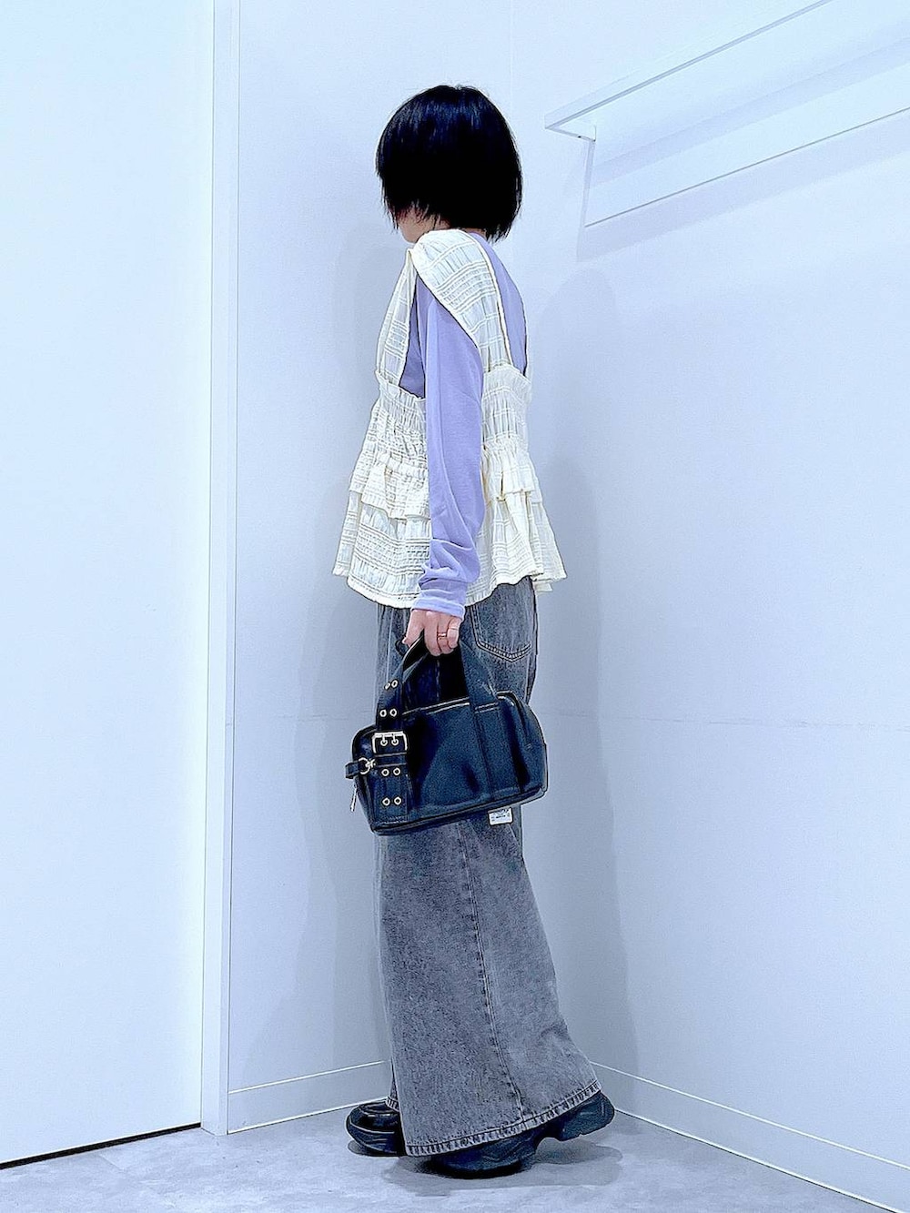 パープル系のTシャツ/カットソー、ブラック系のローファー、ブラック系のショルダーバッグを着用したレディースの秋コーディネートの3枚目の写真