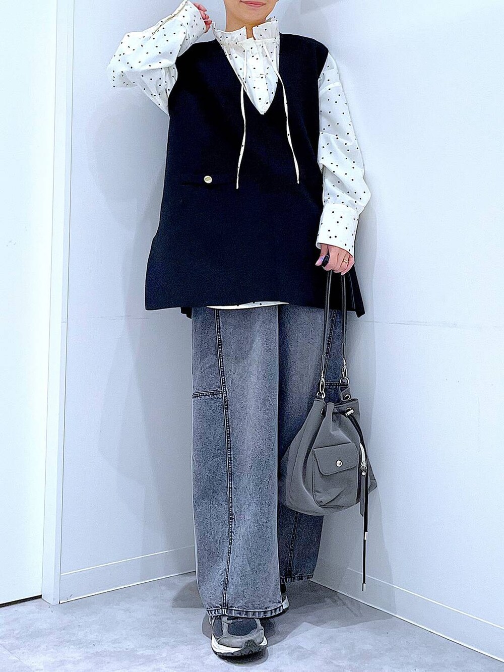 ブラック系のベスト、その他のその他トップス、ブラック系のデニムパンツを着用したレディースの春コーディネートの6枚目の写真