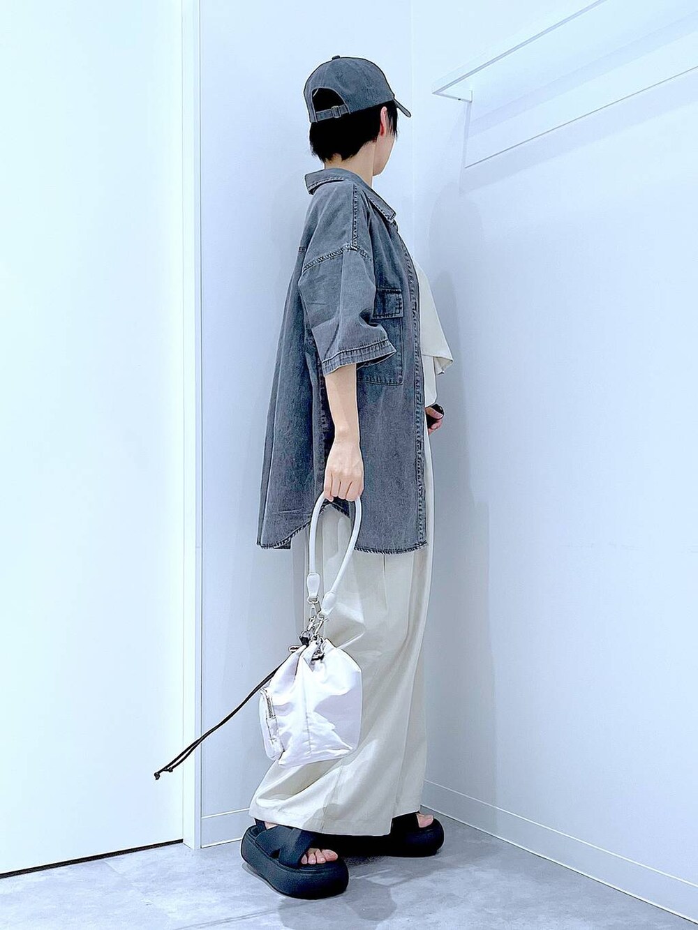 ブラック系のサンダル、グレー系のショルダーバッグ、ブラック系のシャツ/ブラウスを着用したレディースの夏コーディネートの4枚目の写真