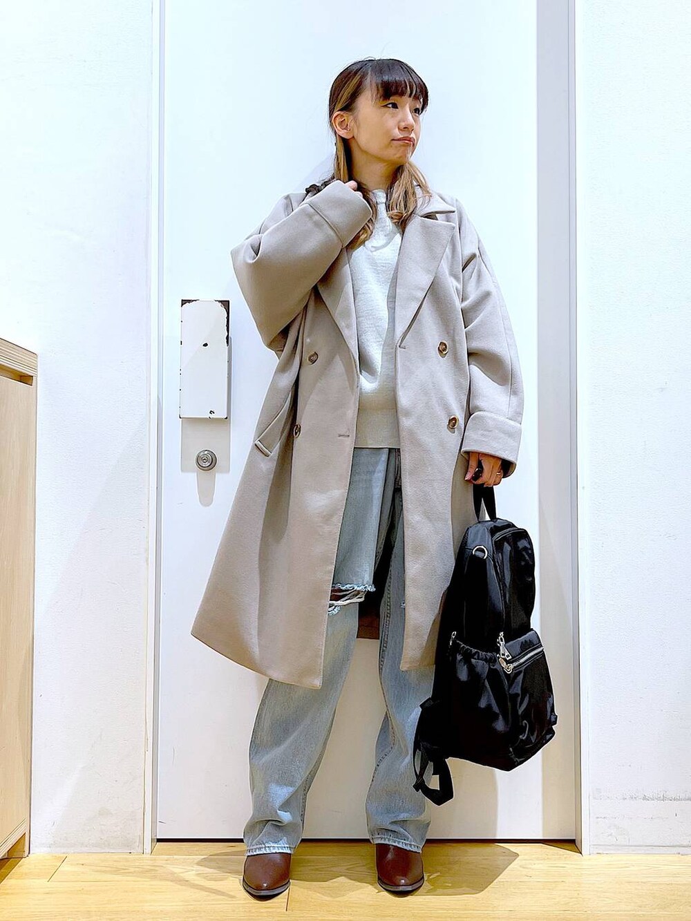 「リラックス、若見え、ゆったり、休日コーデ、骨格ウェーブ、LAKOLE、ウーリーテック、コート、アウター、冬コーデ、ニット、デニムパンツ、カジュアル」｜「LAKOLEのスロープデイバッグ / 198932（バックパック/リュック、ブラック系）」を使った、あおき@LAKOLE海老名さん（レディース・156cm）の冬コーディネートの2枚目の写真